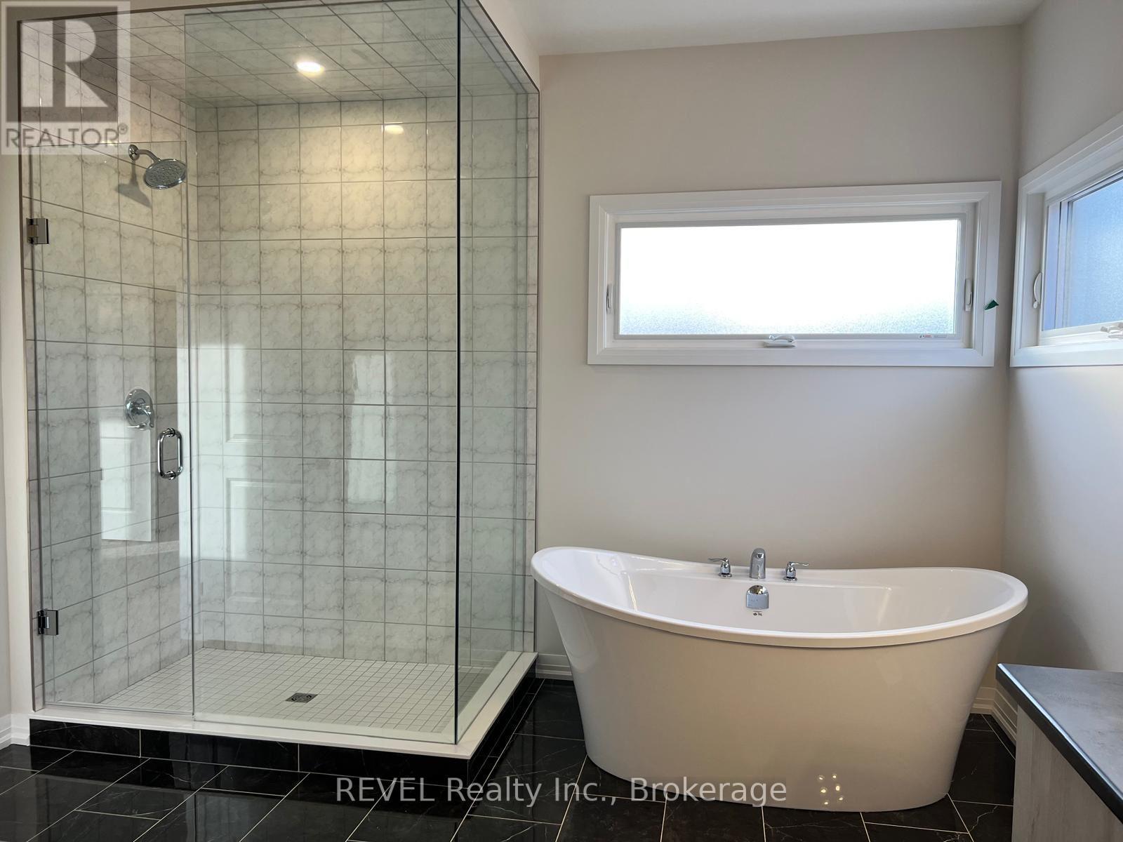 1013 Kraft Road N, Fort Erie (Crescent Park), ON - Indoor Photo Showing Bathroom