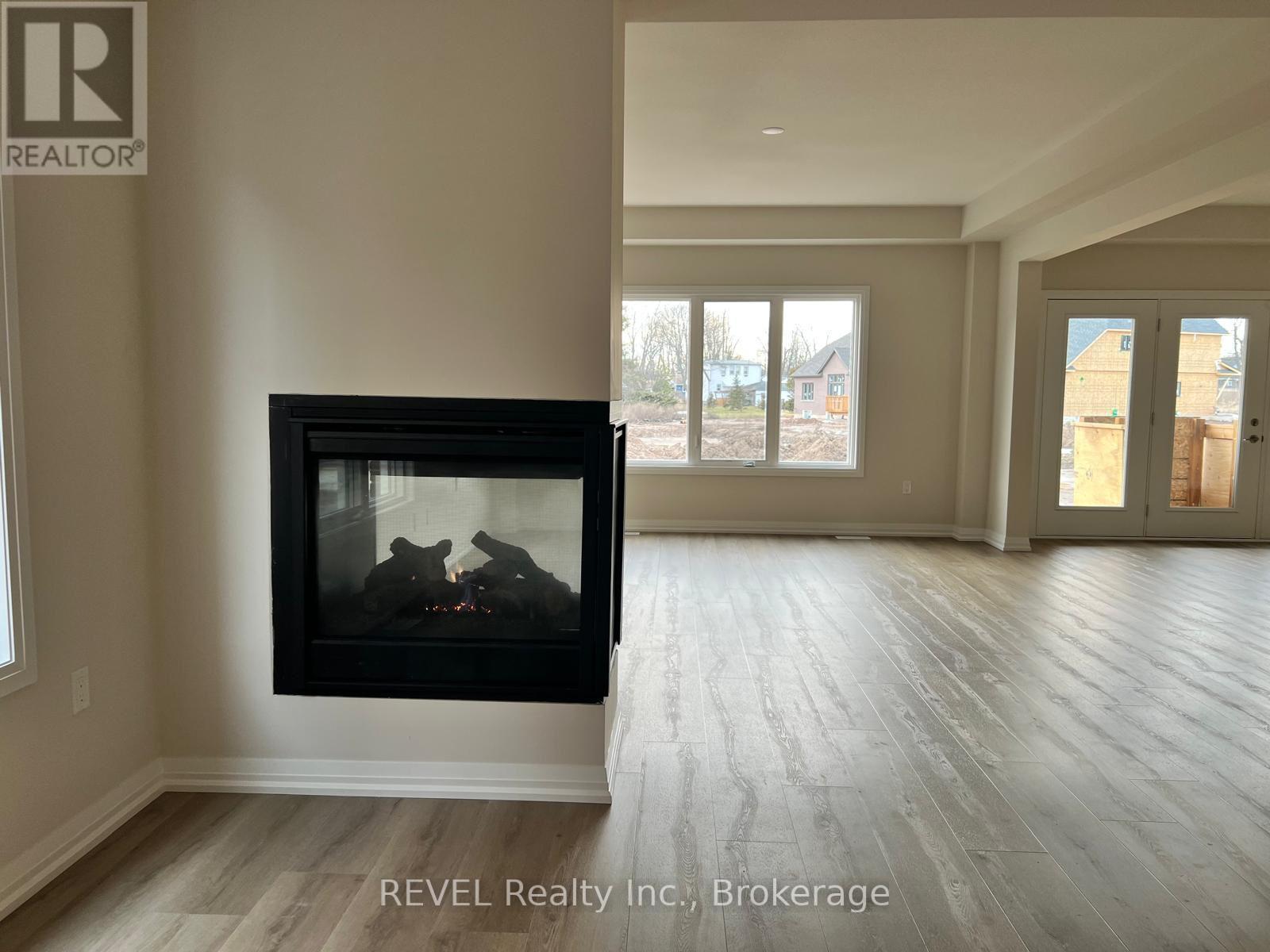1013 Kraft Road N, Fort Erie (Crescent Park), ON - Indoor Photo Showing Living Room With Fireplace