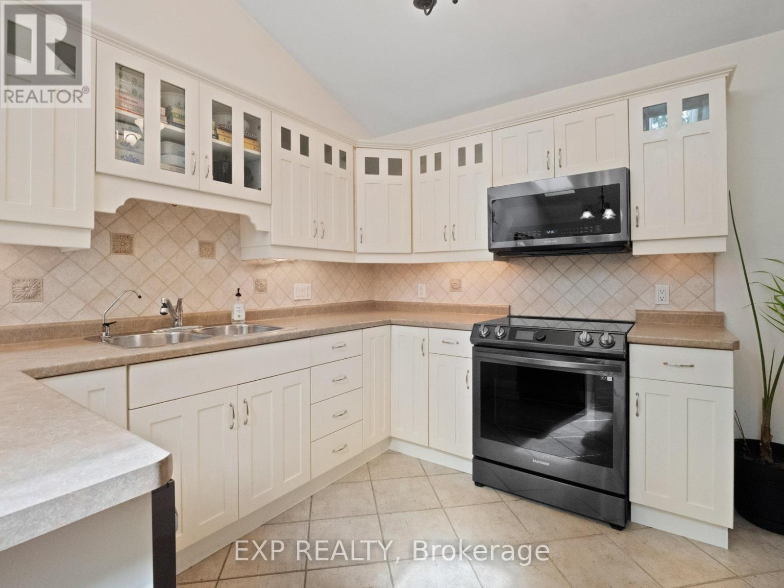 23 - 3241 Montrose Road, Niagara Falls (Mt. Carmel), ON - Indoor Photo Showing Kitchen With Double Sink