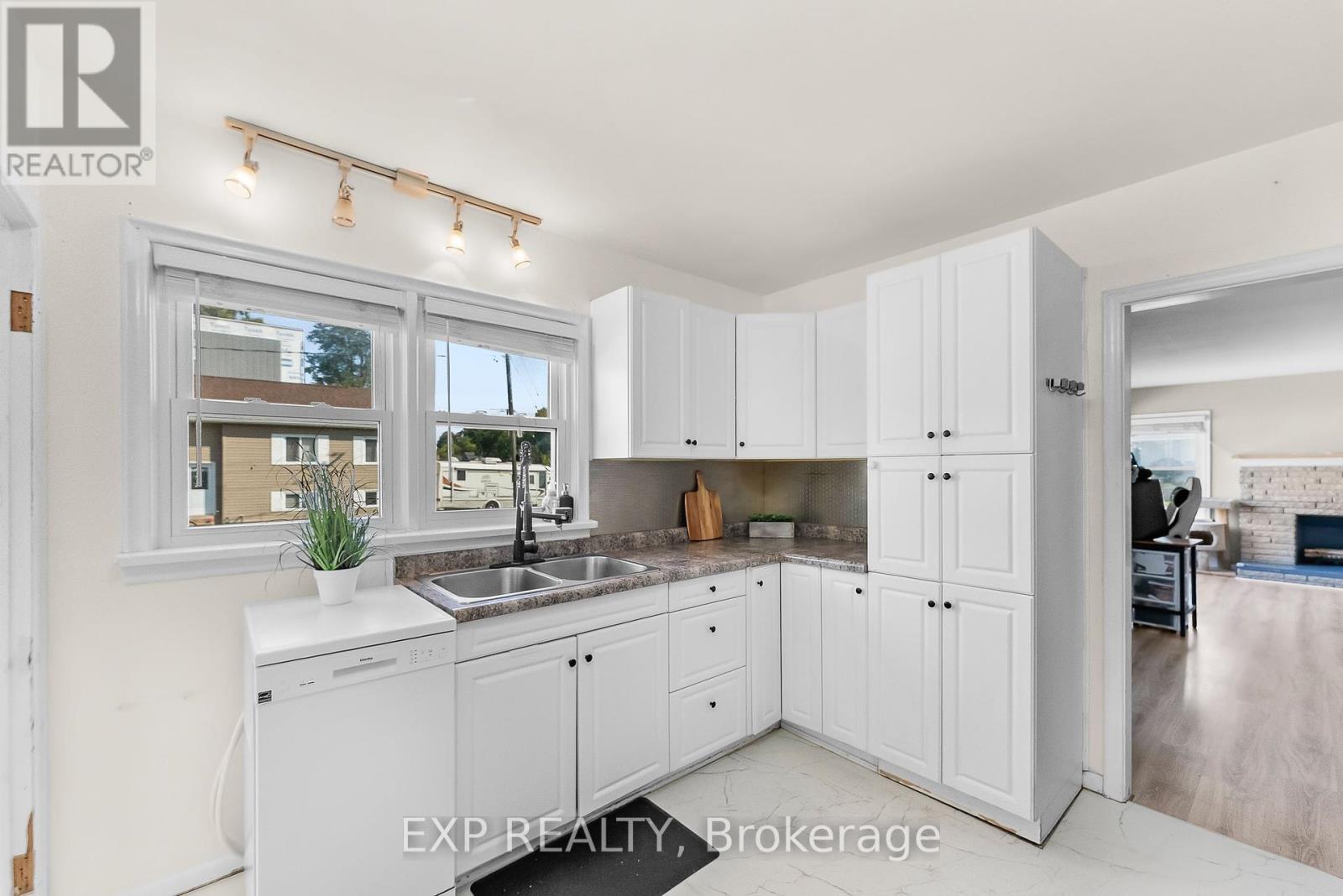 2 Homewood Avenue, Port Colborne (Sugarloaf), ON - Indoor Photo Showing Kitchen With Double Sink