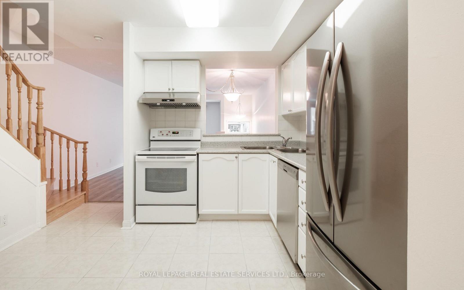 1306 - 28 Sommerset Way, Toronto, ON - Indoor Photo Showing Kitchen