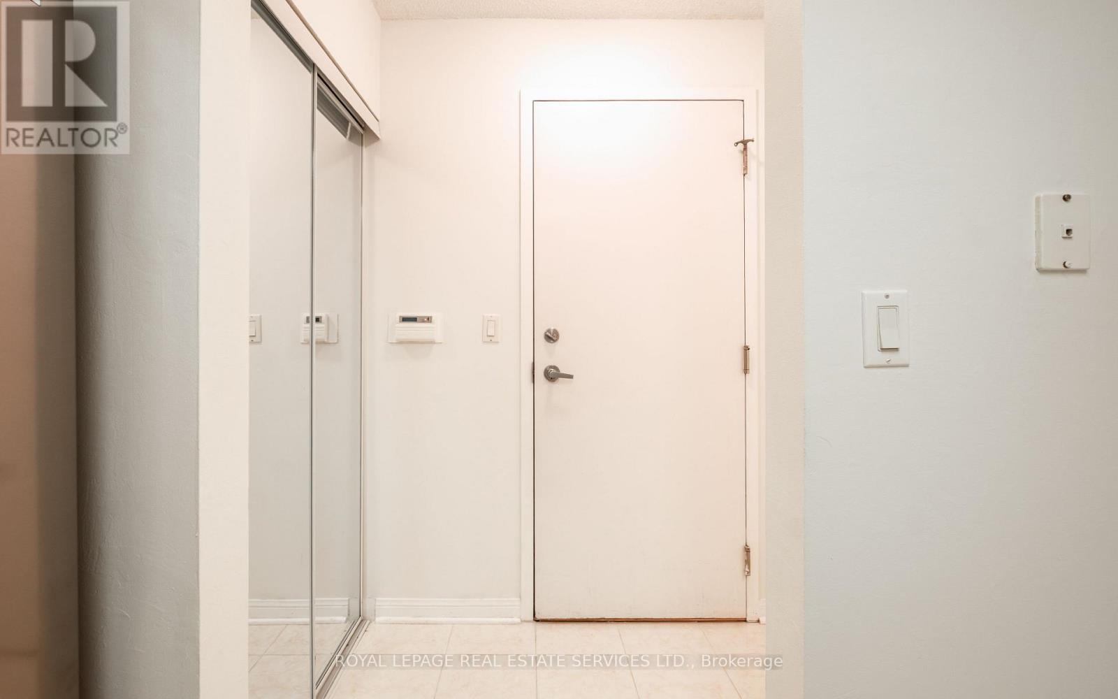 1306 - 28 Sommerset Way, Toronto, ON - Indoor Photo Showing Other Room