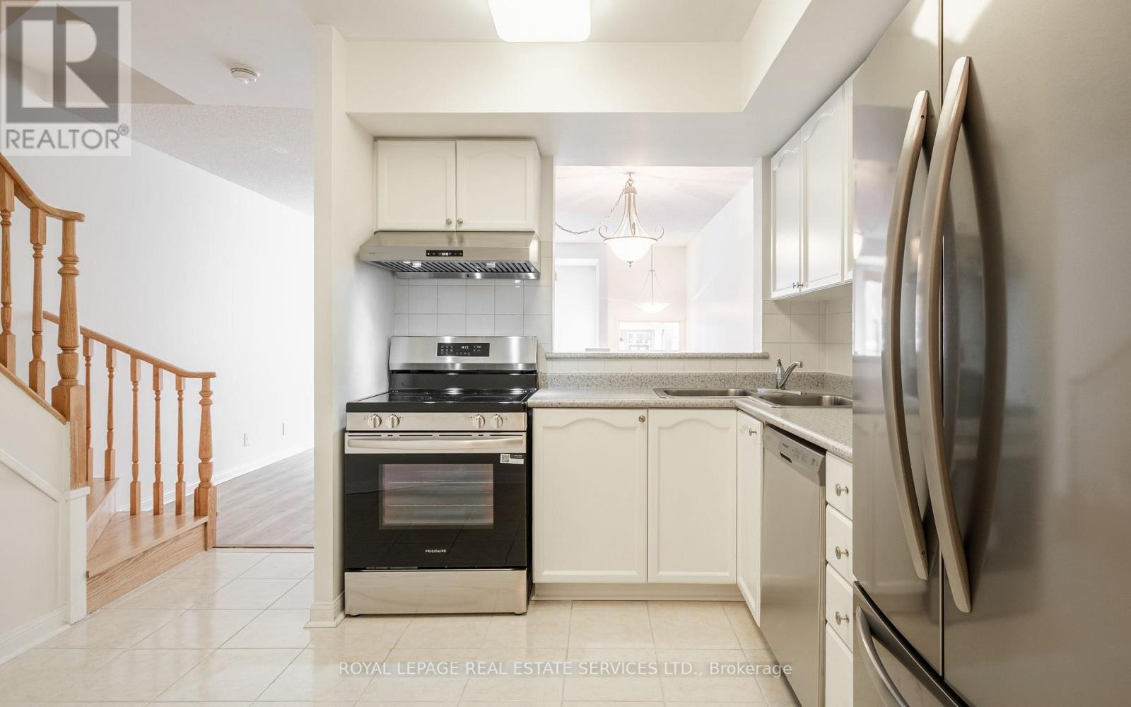 1306 - 28 Sommerset Way, Toronto, ON - Indoor Photo Showing Kitchen