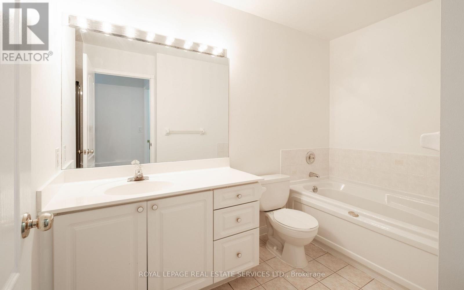 1306 - 28 Sommerset Way, Toronto, ON - Indoor Photo Showing Bathroom