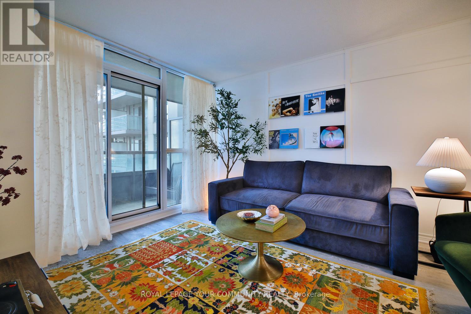 1127 - 25 Lower Simcoe Street, Toronto, ON - Indoor Photo Showing Living Room