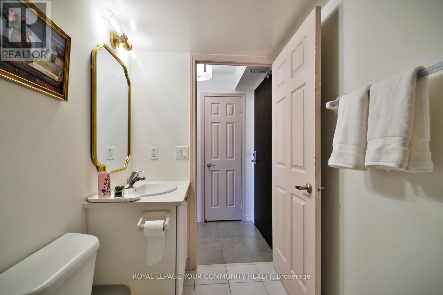 1127 - 25 Lower Simcoe Street, Toronto, ON - Indoor Photo Showing Bathroom