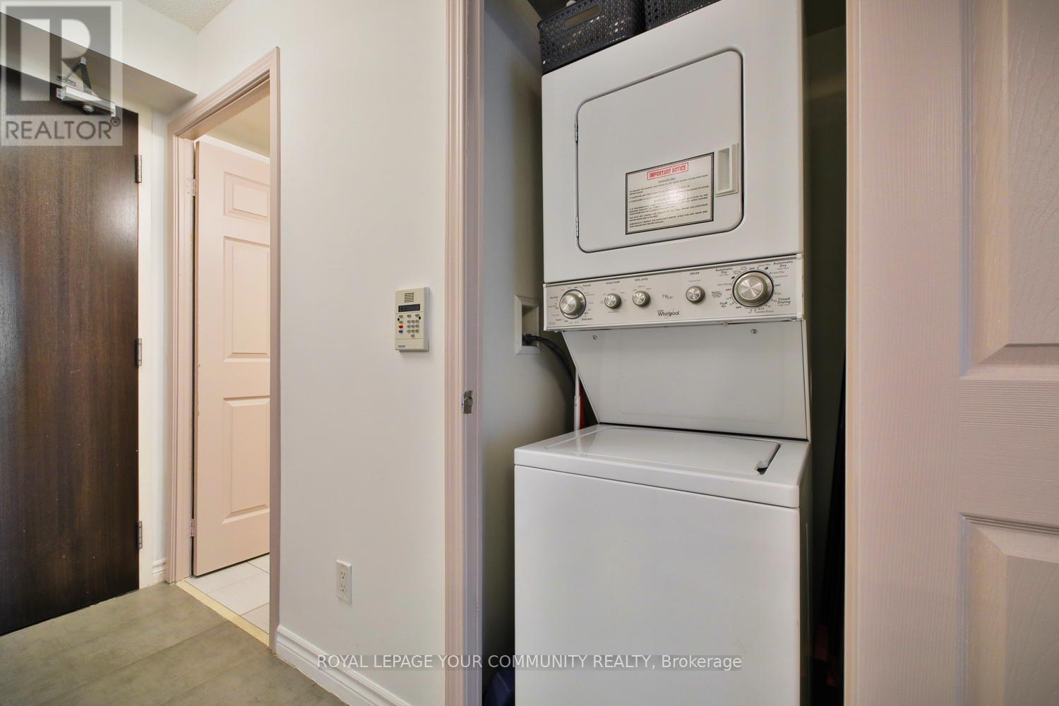 1127 - 25 Lower Simcoe Street, Toronto, ON - Indoor Photo Showing Laundry Room