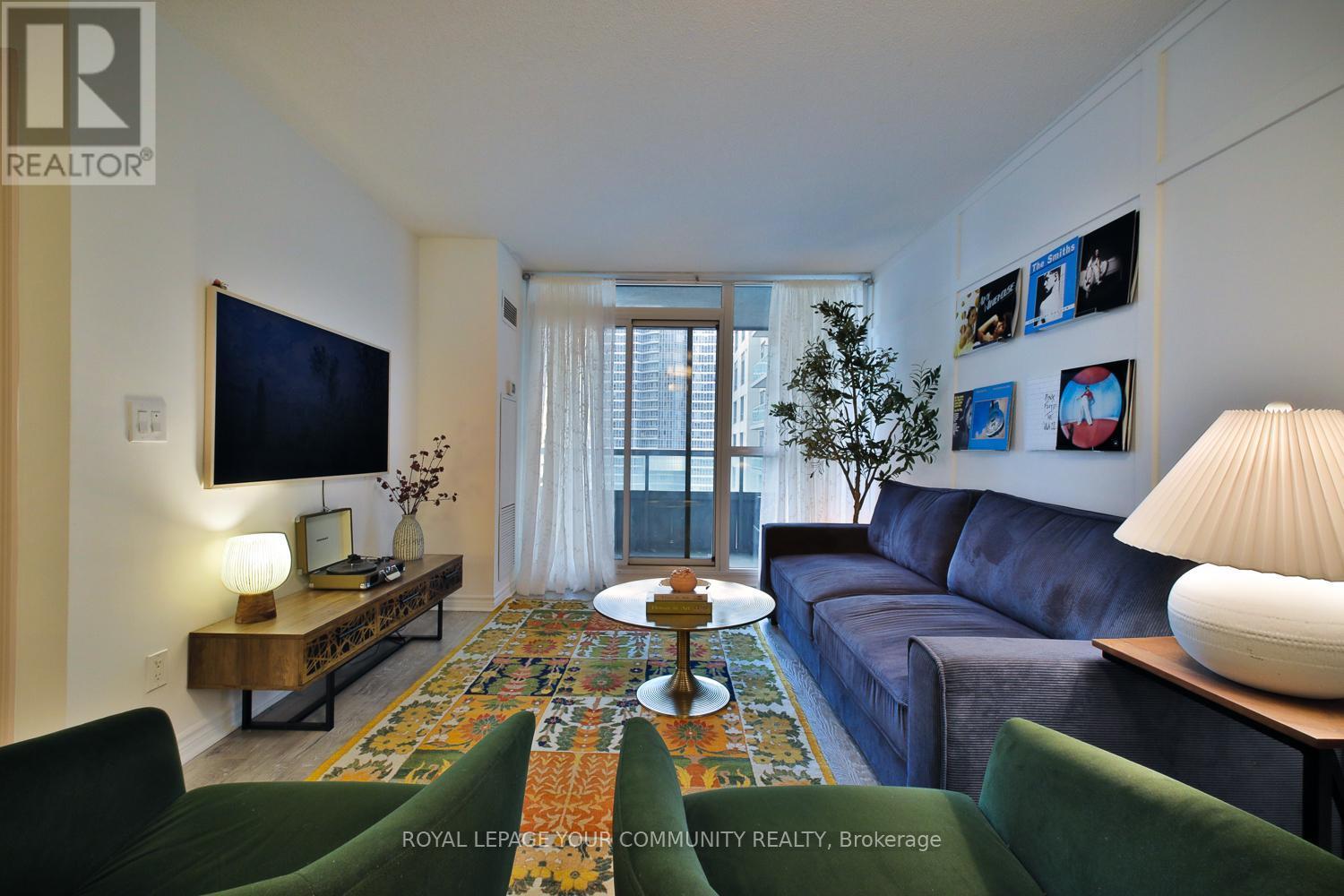 1127 - 25 Lower Simcoe Street, Toronto, ON - Indoor Photo Showing Living Room