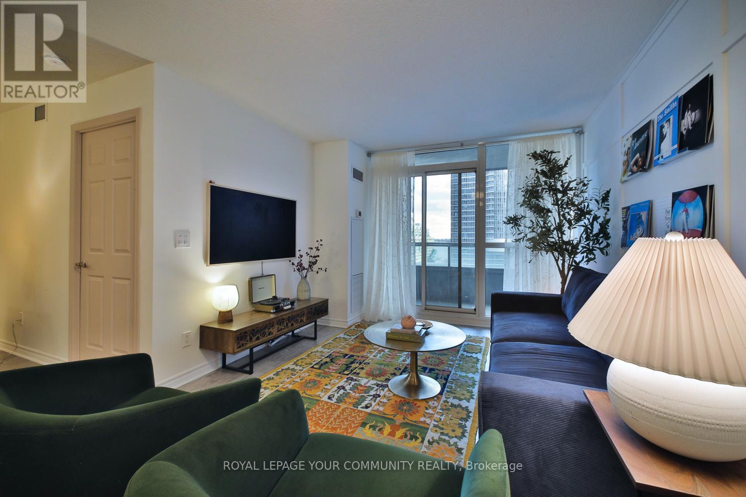 1127 - 25 Lower Simcoe Street, Toronto, ON - Indoor Photo Showing Living Room