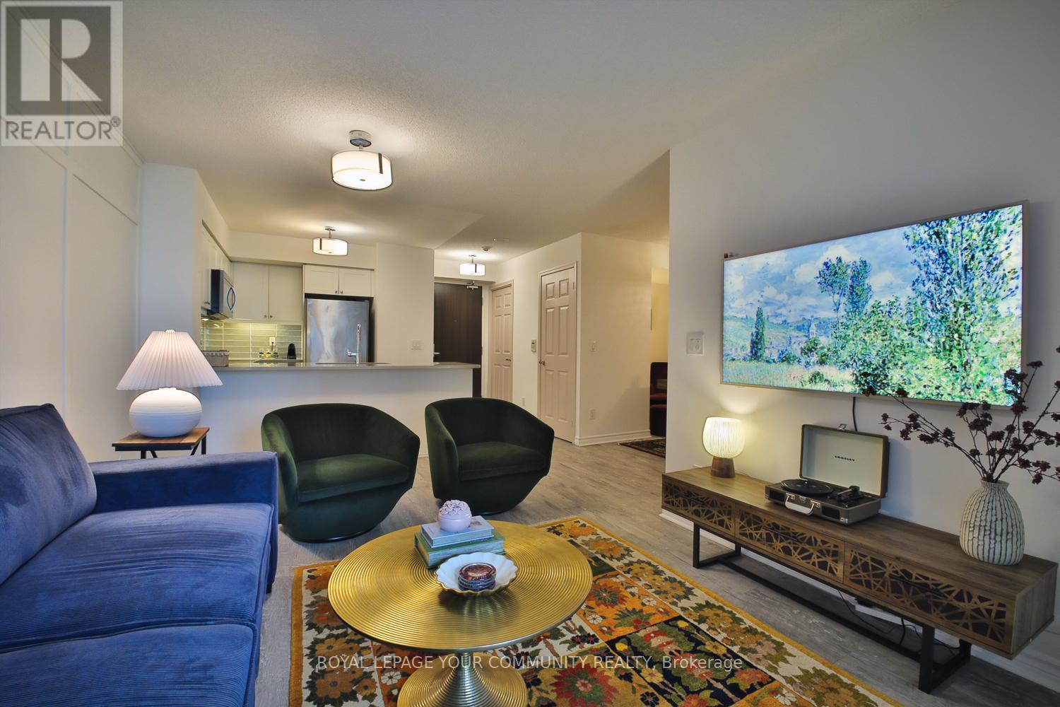 1127 - 25 Lower Simcoe Street, Toronto, ON - Indoor Photo Showing Living Room