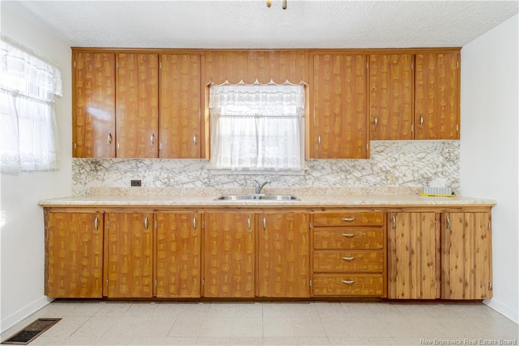 15 Floral Ave, Fredericton, NB