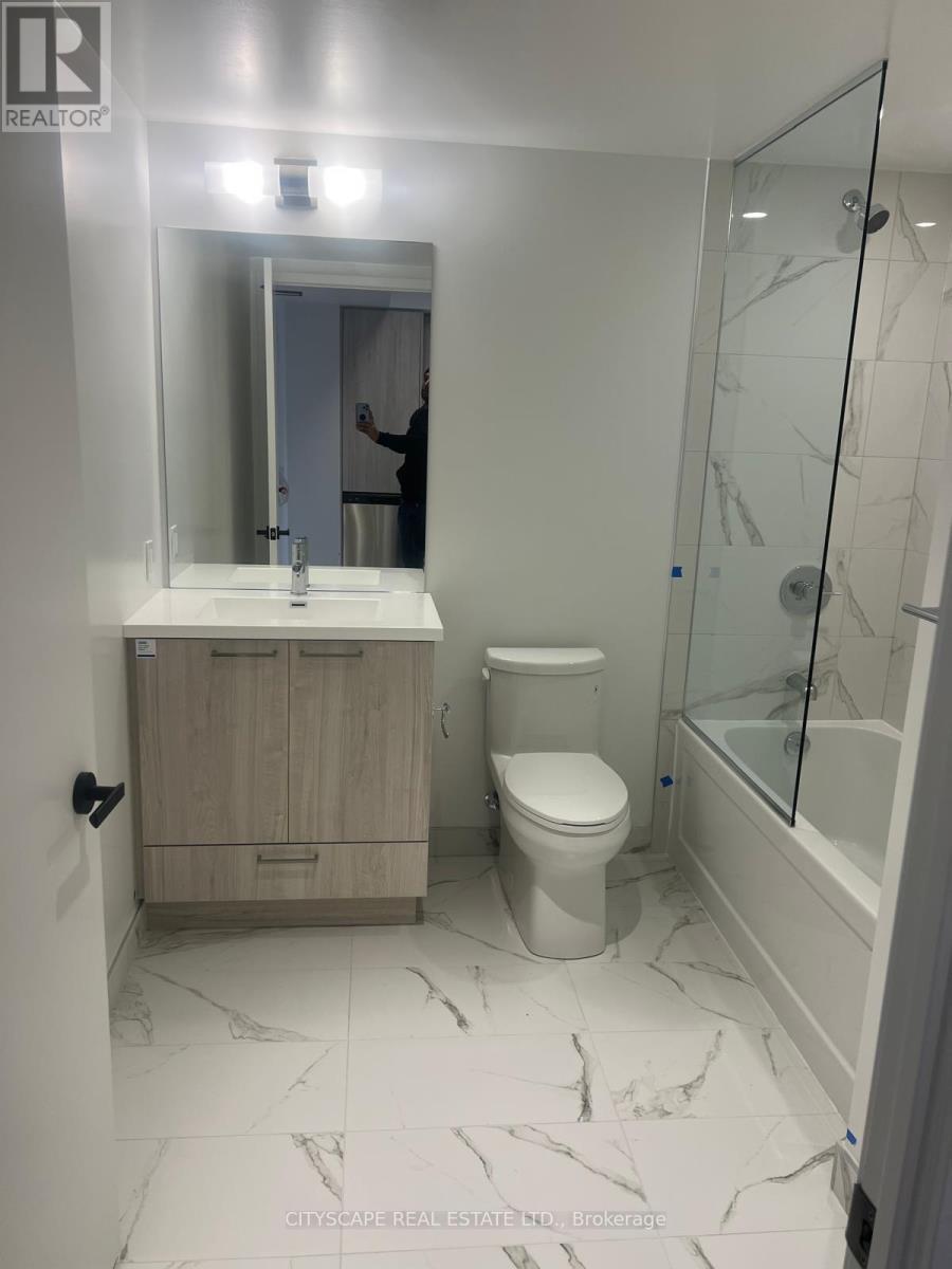 195 Commerce Street, Vaughan, ON - Indoor Photo Showing Bathroom