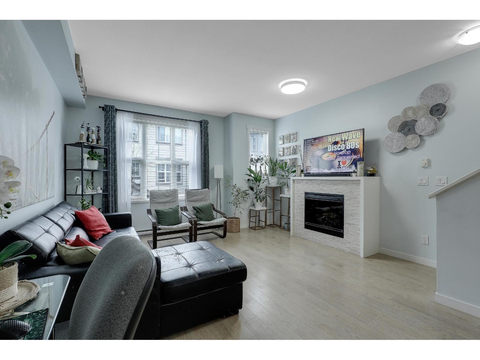 68 14838 61 Avenue, Surrey, BC - Indoor Photo Showing Living Room With Fireplace
