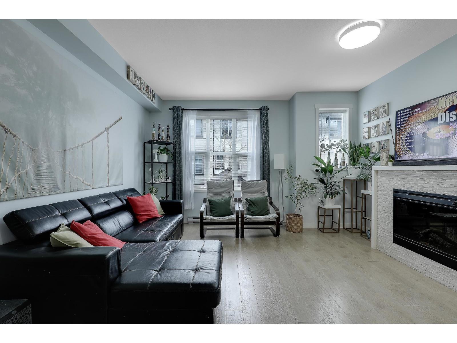 68 14838 61 Avenue, Surrey, BC - Indoor Photo Showing Living Room With Fireplace