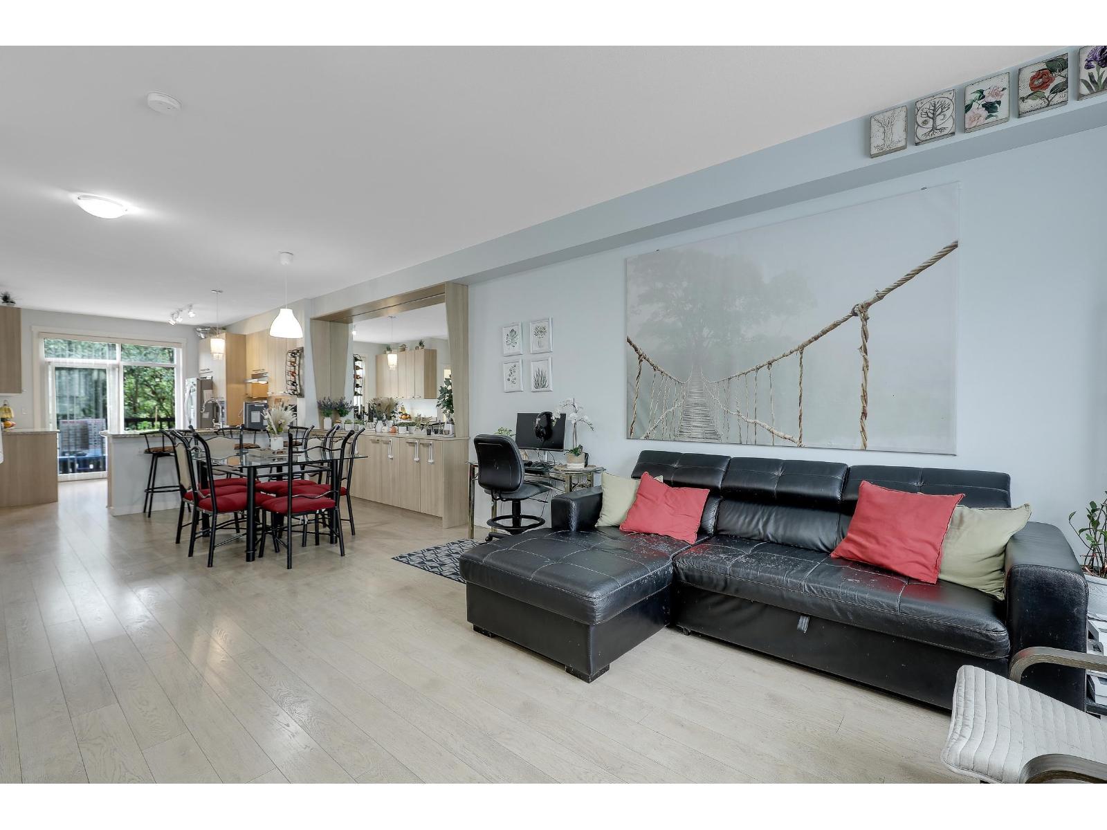 68 14838 61 Avenue, Surrey, BC - Indoor Photo Showing Living Room