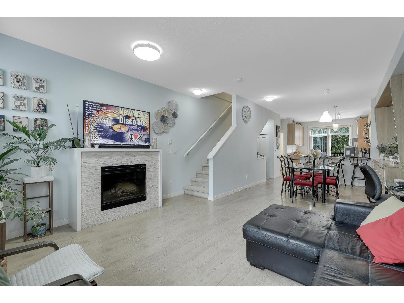 68 14838 61 Avenue, Surrey, BC - Indoor Photo Showing Living Room With Fireplace