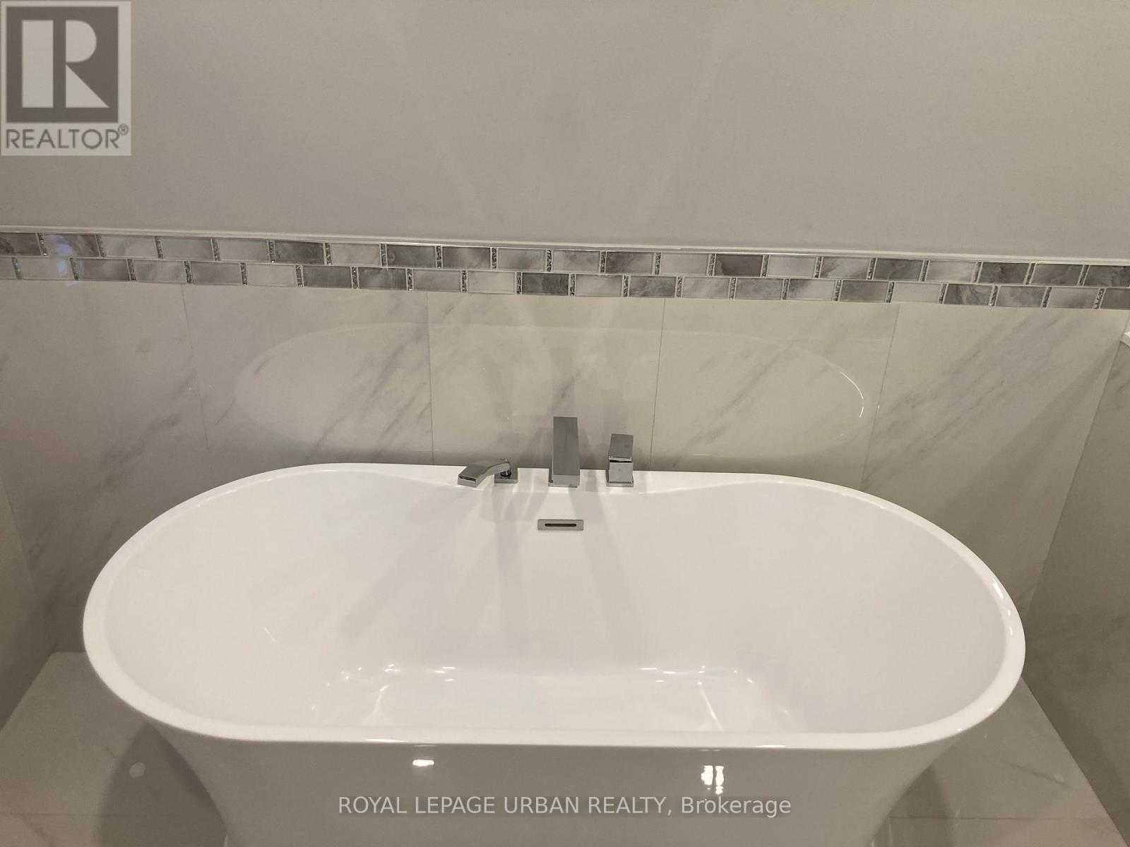 28 Sharpe Street, Toronto, ON - Indoor Photo Showing Bathroom