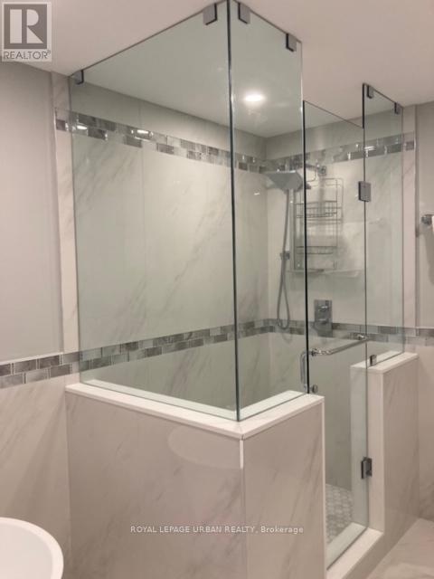 28 Sharpe Street, Toronto, ON - Indoor Photo Showing Bathroom