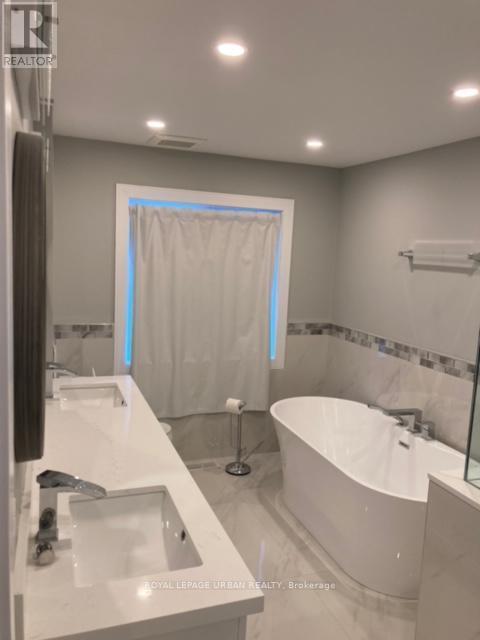 28 Sharpe Street, Toronto, ON - Indoor Photo Showing Bathroom