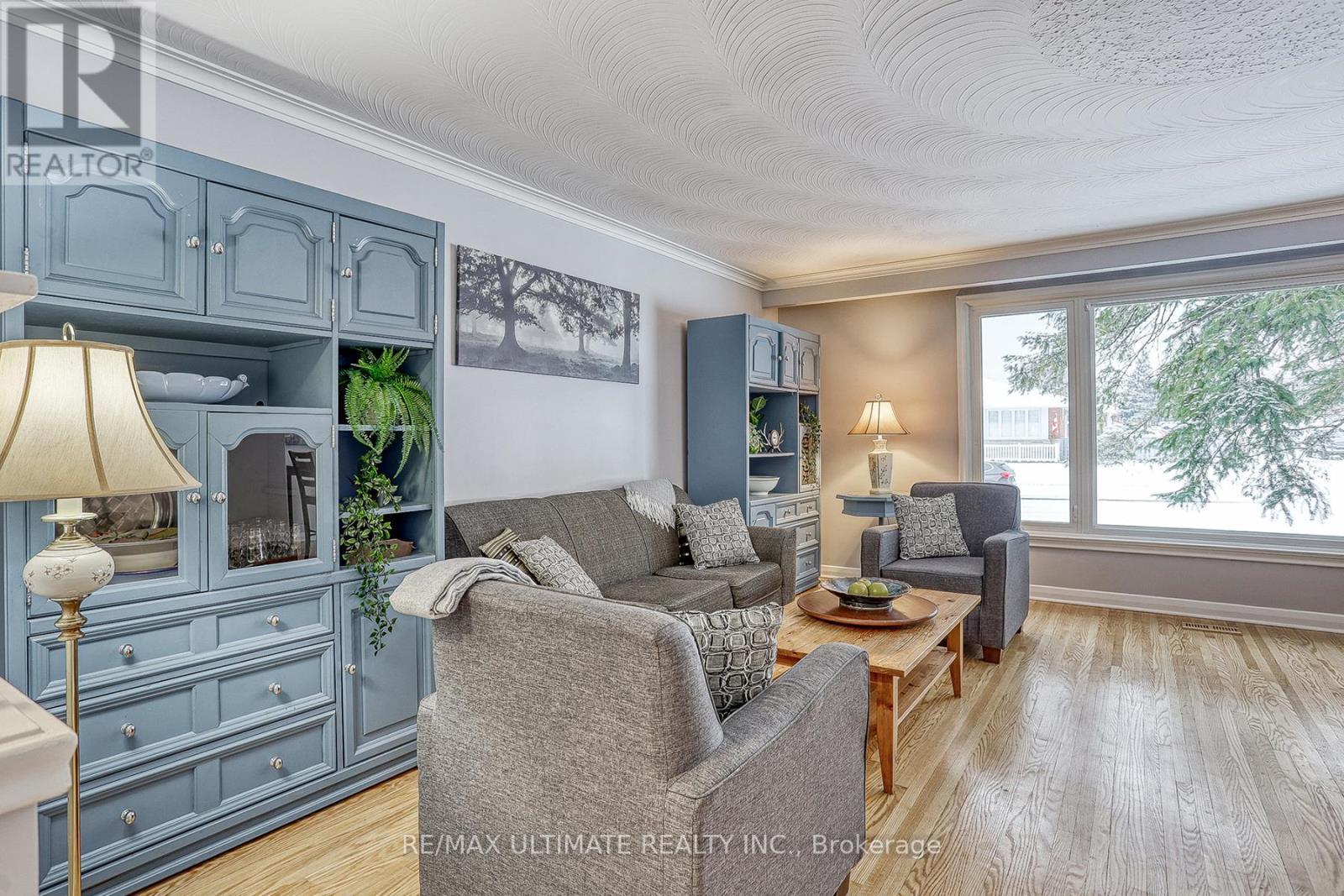 7 Chopin Avenue, Toronto, ON - Indoor Photo Showing Living Room