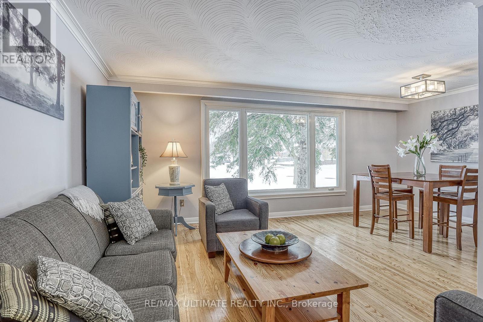 7 Chopin Avenue, Toronto, ON - Indoor Photo Showing Living Room