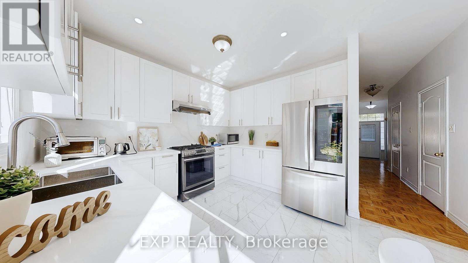19 La Rocca Avenue, Vaughan, ON - Indoor Photo Showing Kitchen With Upgraded Kitchen