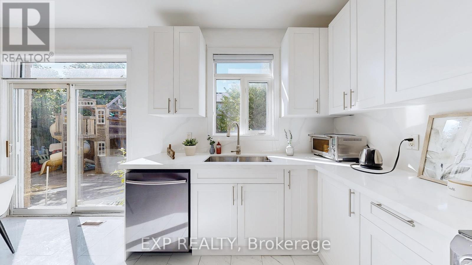 19 La Rocca Avenue, Vaughan, ON - Indoor Photo Showing Kitchen