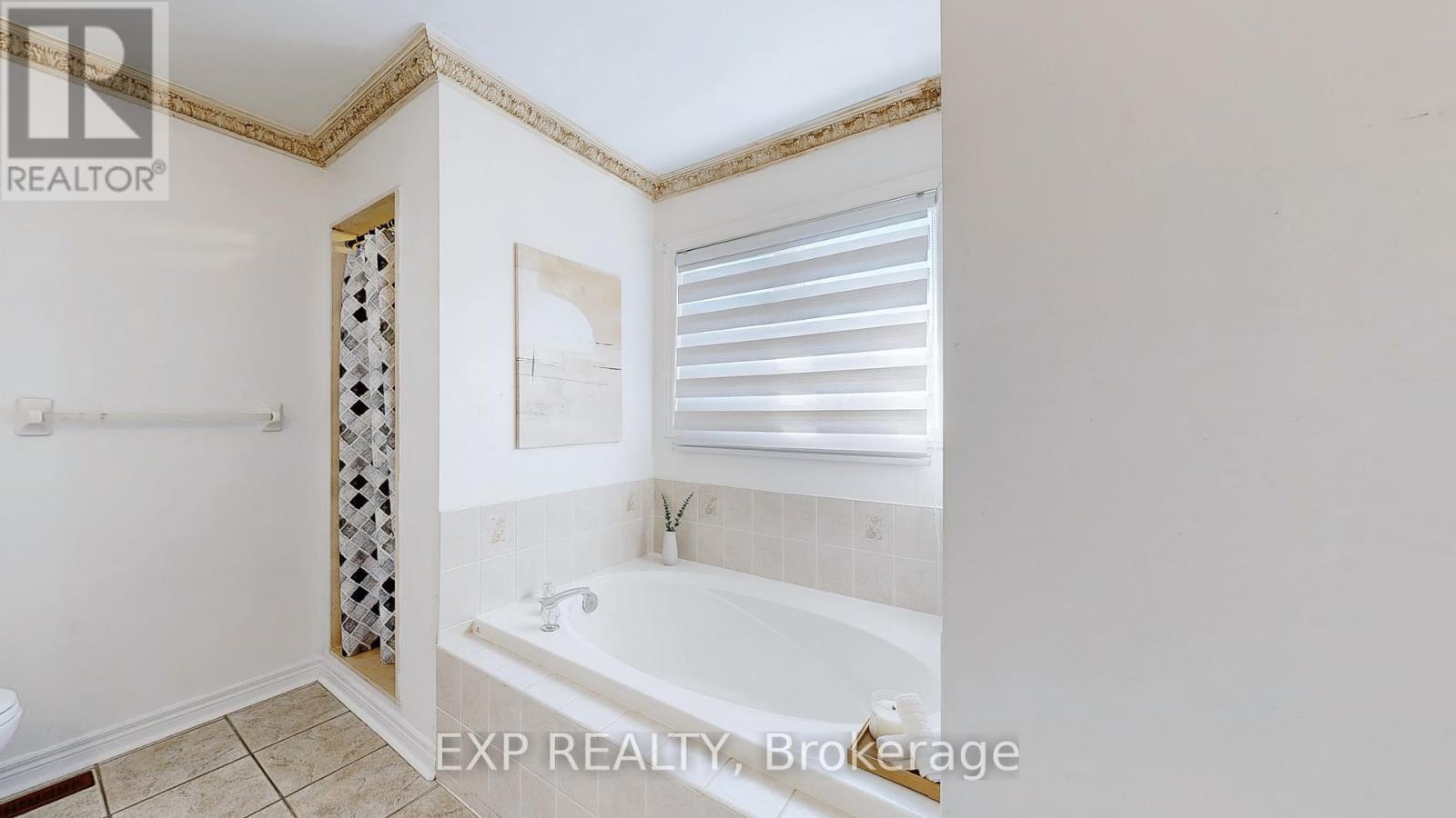 19 La Rocca Avenue, Vaughan, ON - Indoor Photo Showing Bathroom