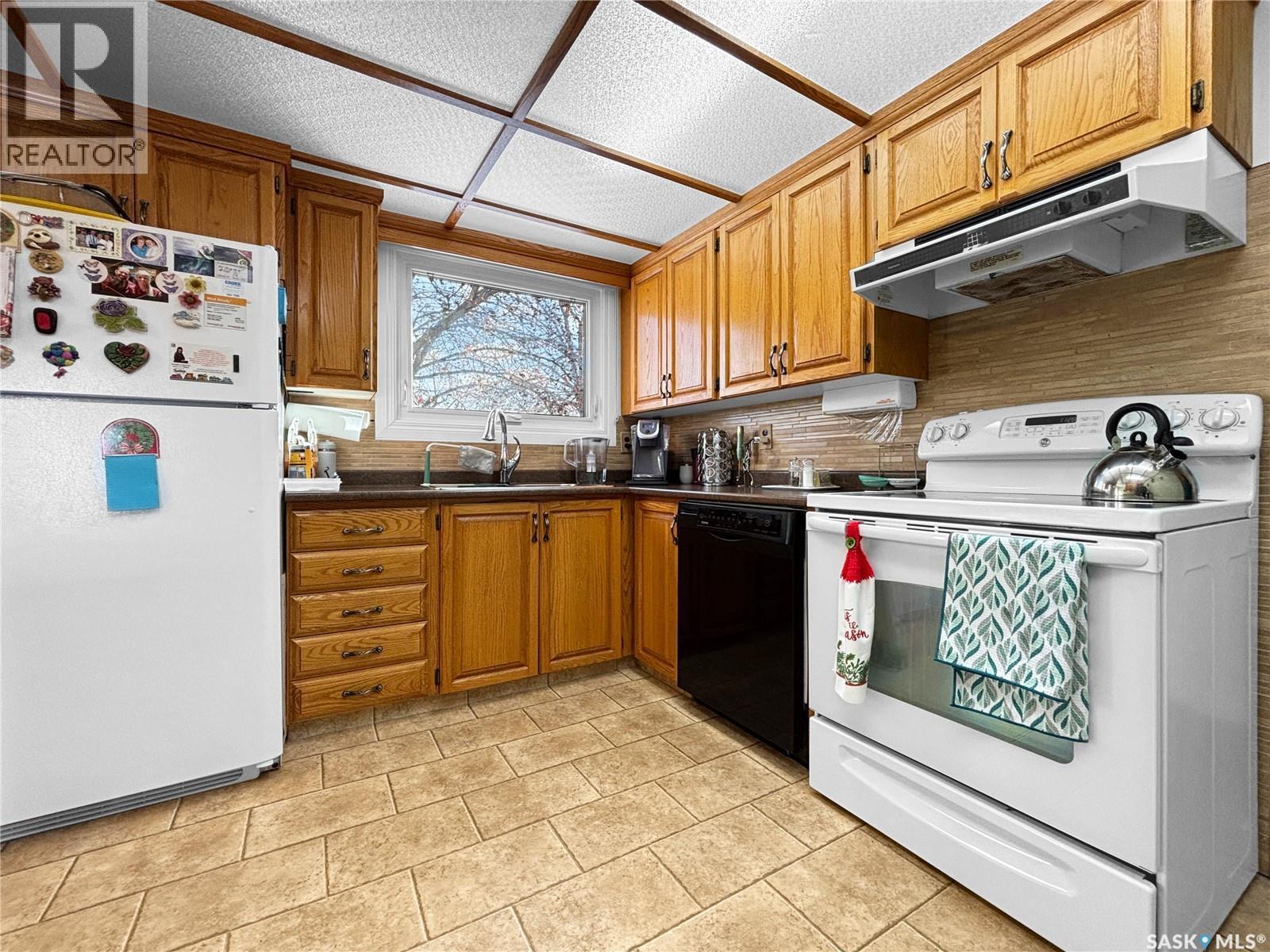 118 Cockburn Crescent, Saskatoon, SK - Indoor Photo Showing Kitchen