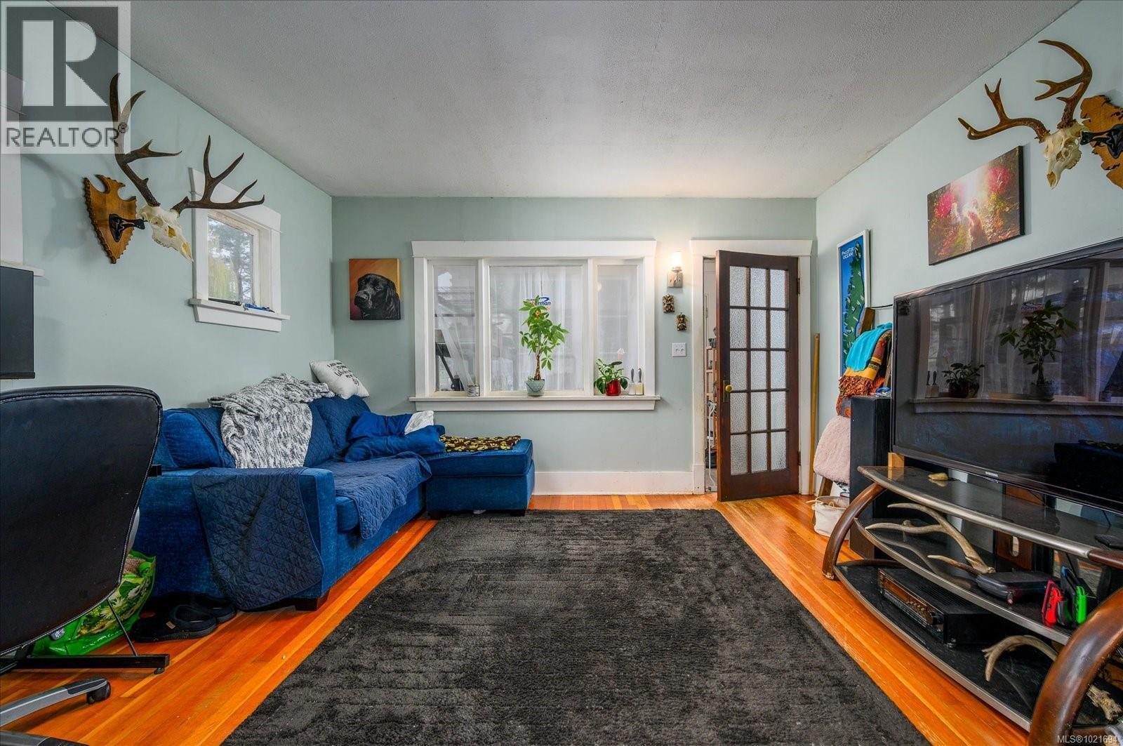 1986 Estevan Rd, Nanaimo, BC - Indoor Photo Showing Living Room