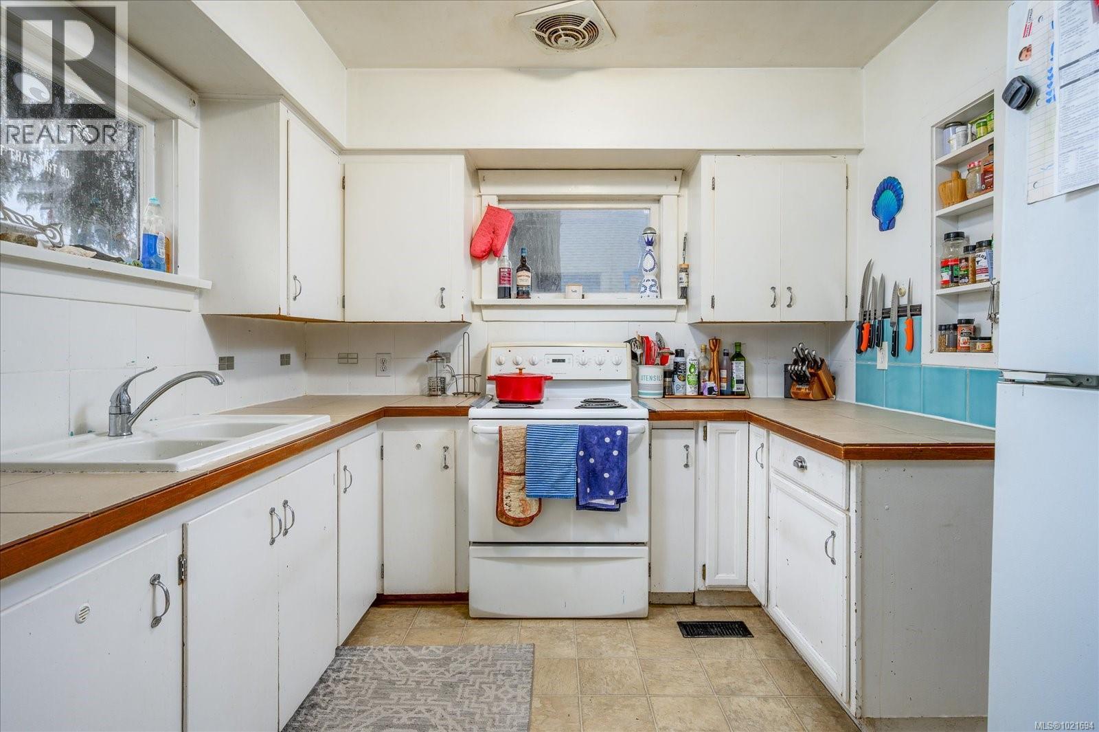1986 Estevan Rd, Nanaimo, BC - Indoor Photo Showing Kitchen With Double Sink