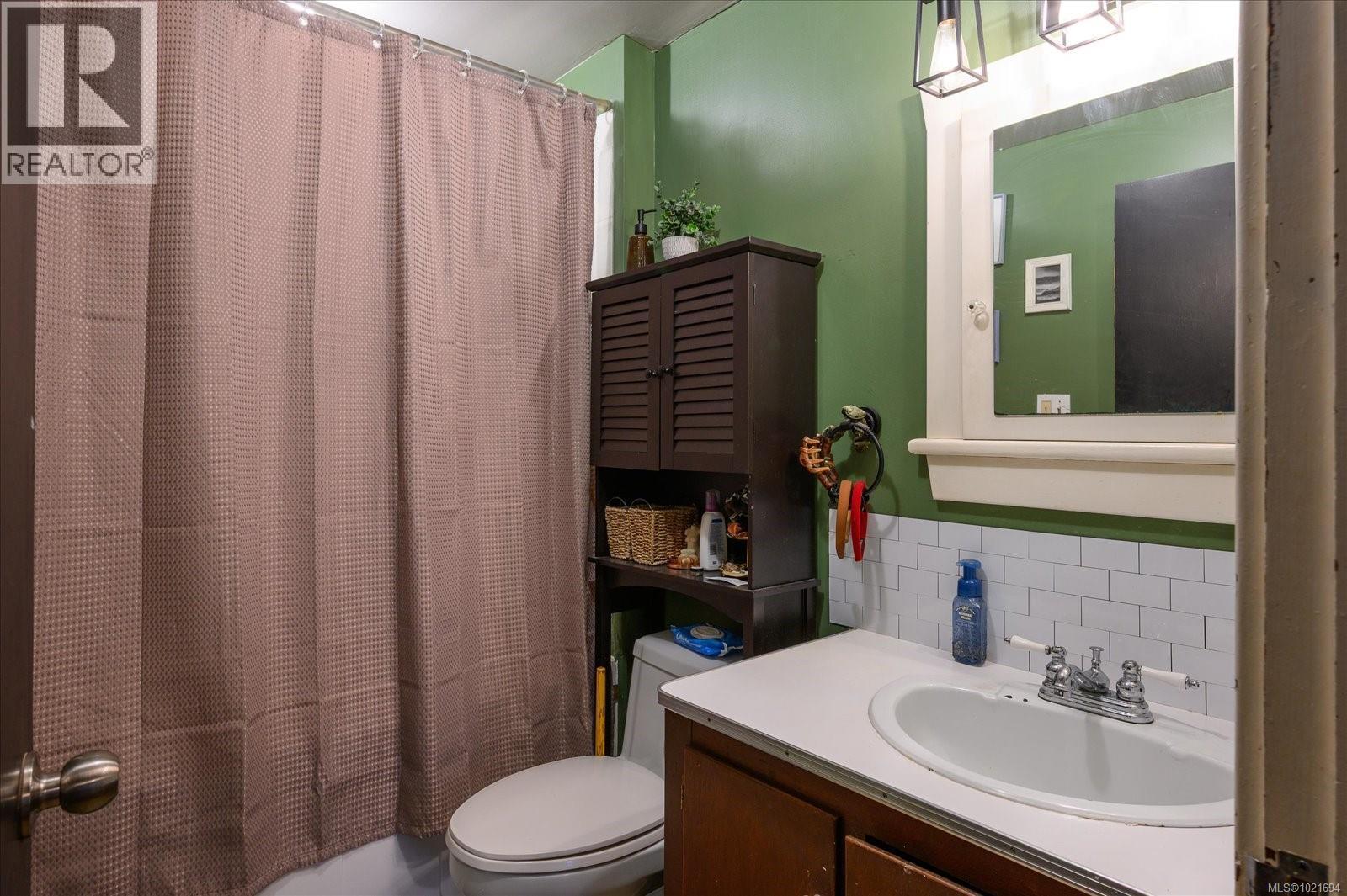 1986 Estevan Rd, Nanaimo, BC - Indoor Photo Showing Bathroom