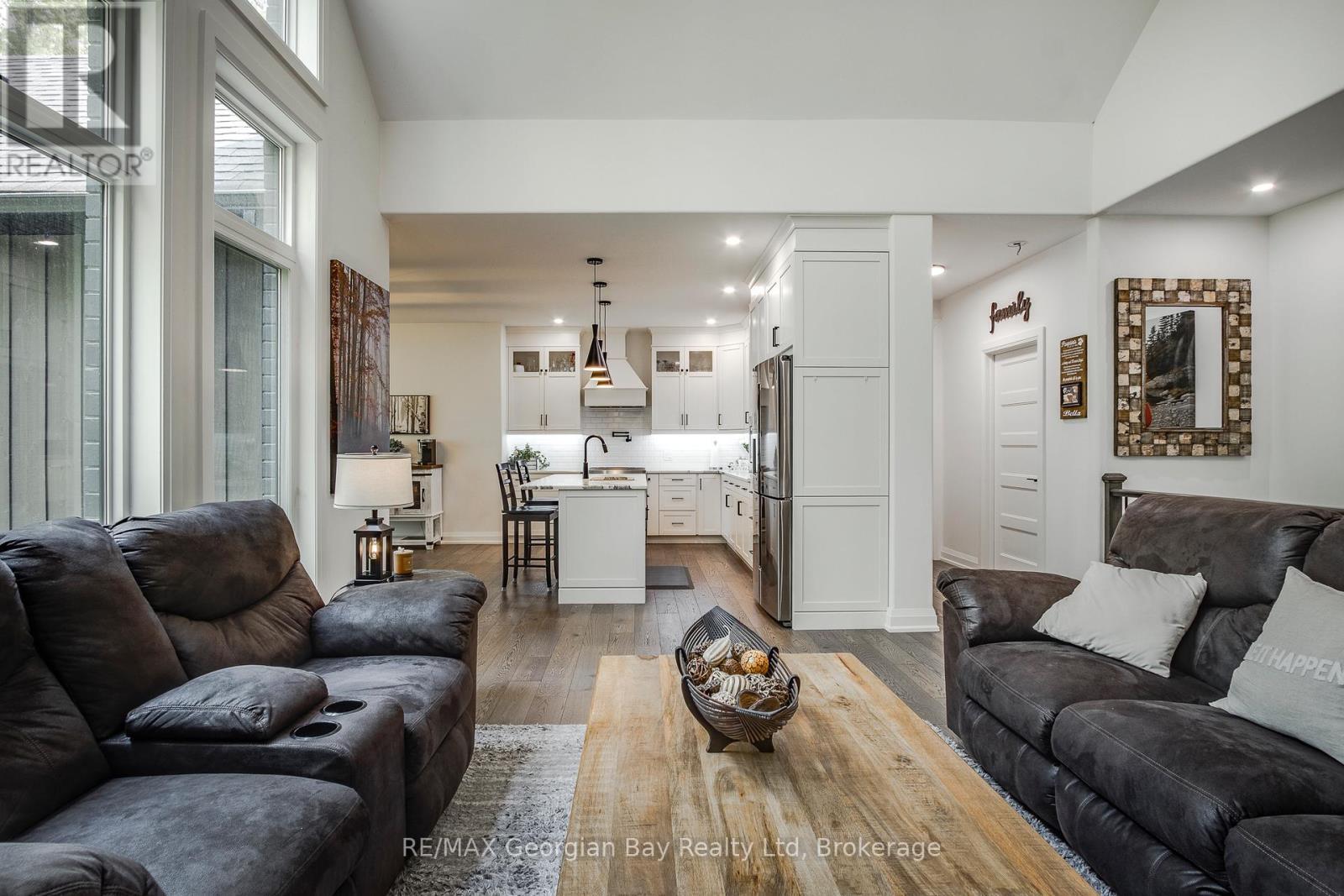 50 Windermere Circle, Tay, ON - Indoor Photo Showing Living Room