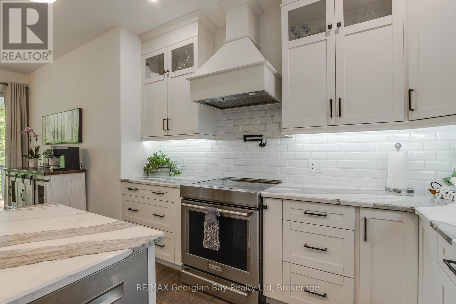 50 Windermere Circle, Tay, ON - Indoor Photo Showing Kitchen With Upgraded Kitchen