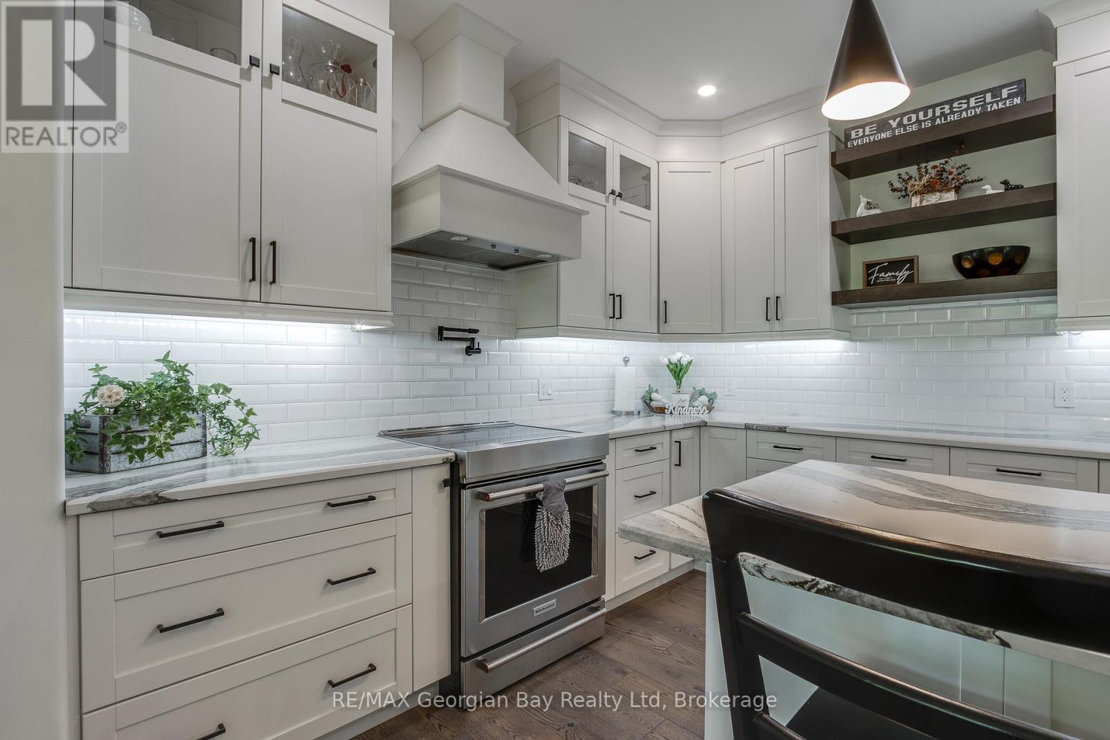 50 Windermere Circle, Tay, ON - Indoor Photo Showing Kitchen With Upgraded Kitchen