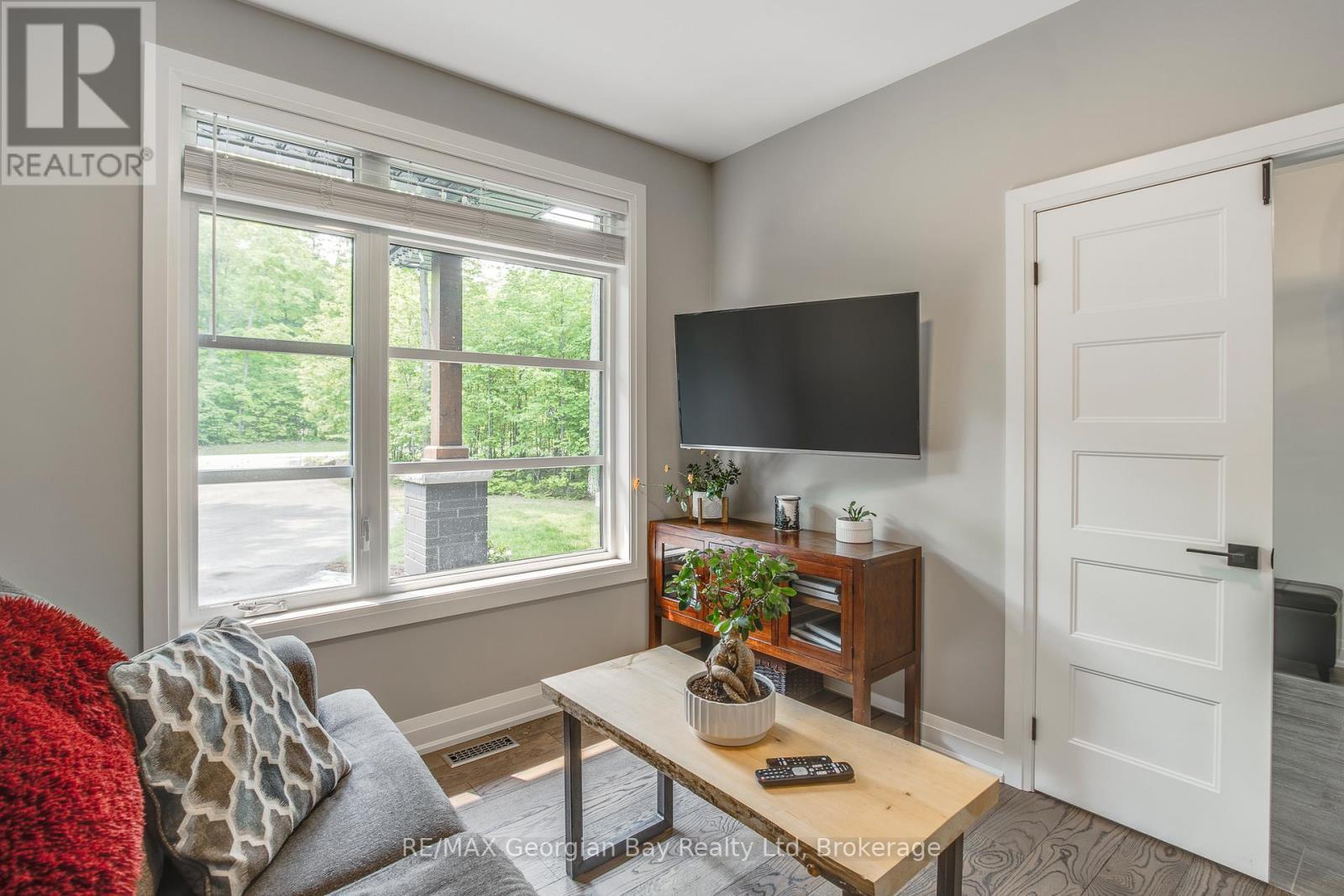 50 Windermere Circle, Tay, ON - Indoor Photo Showing Living Room