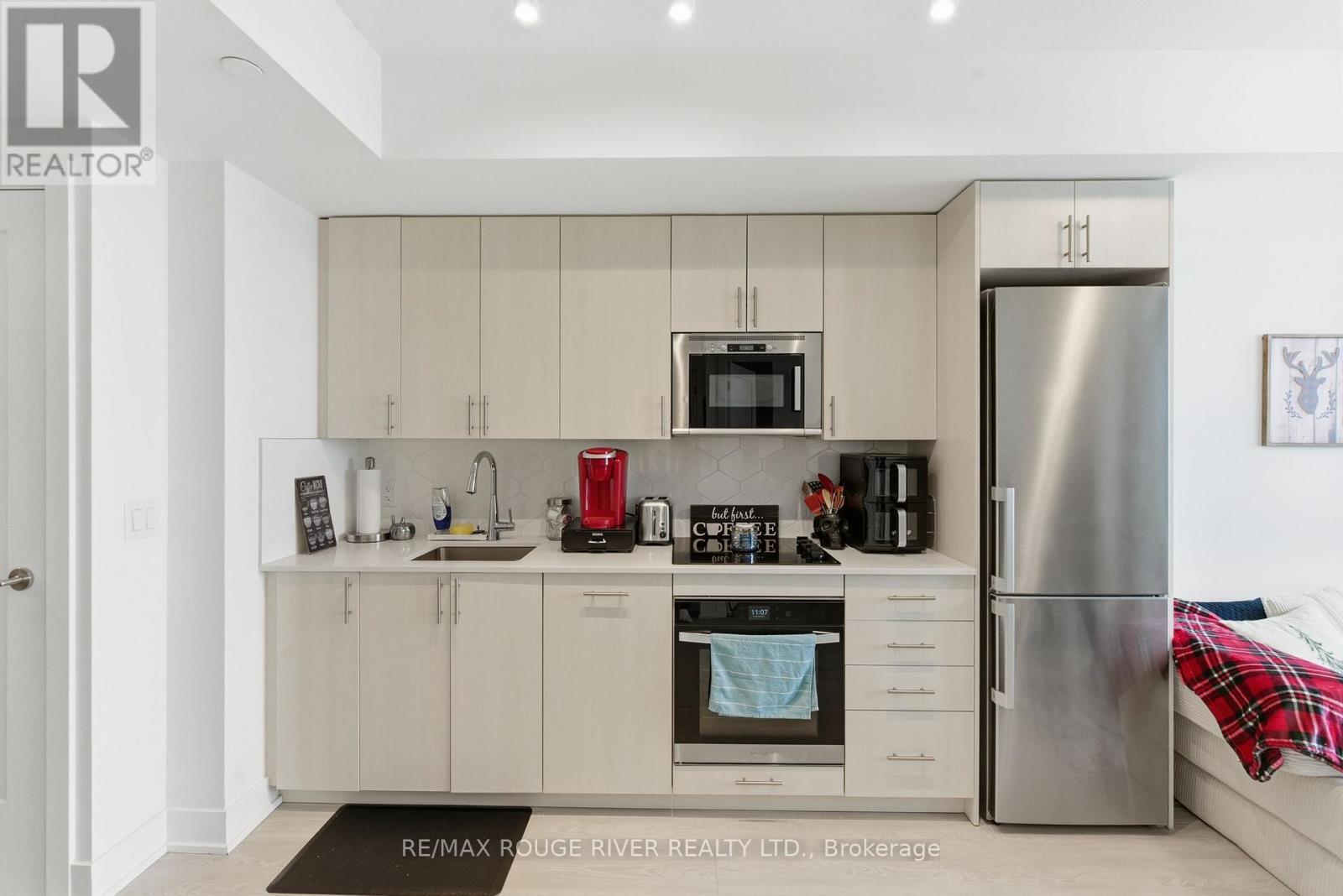 2321 - 2545 Simcoe Street N, Oshawa (Windfields), ON - Indoor Photo Showing Kitchen With Stainless Steel Kitchen With Upgraded Kitchen