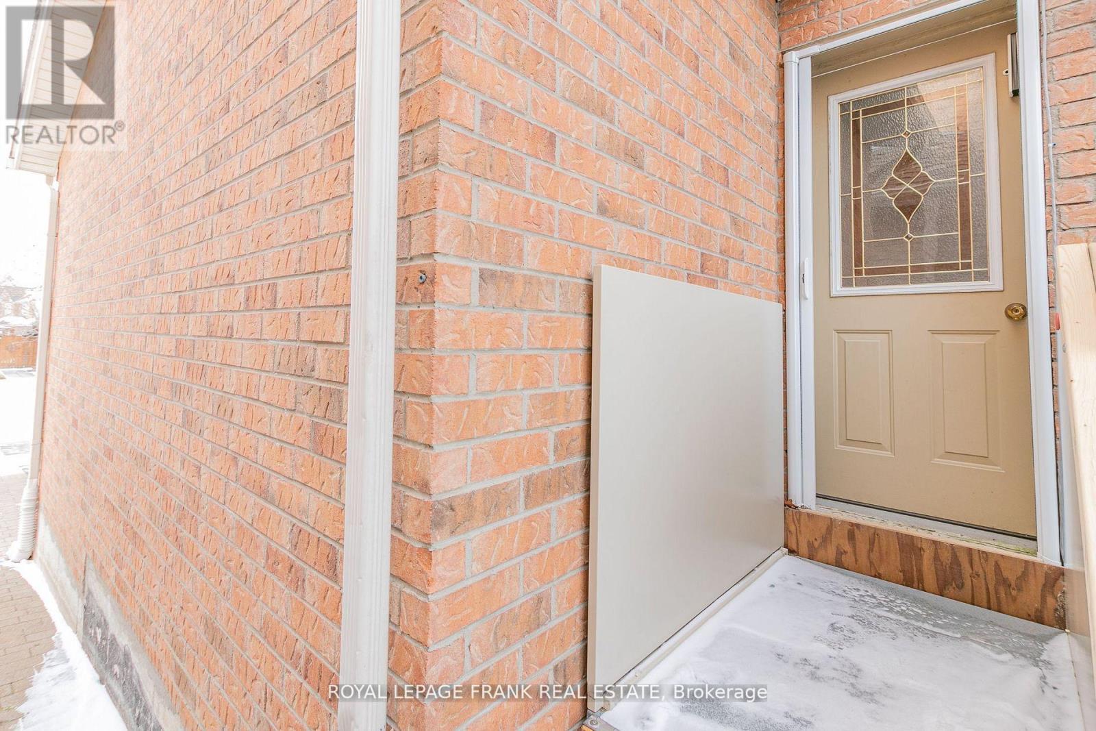 Bsmt - 253 Huntington Crescent, Clarington (Courtice), ON - With Exterior