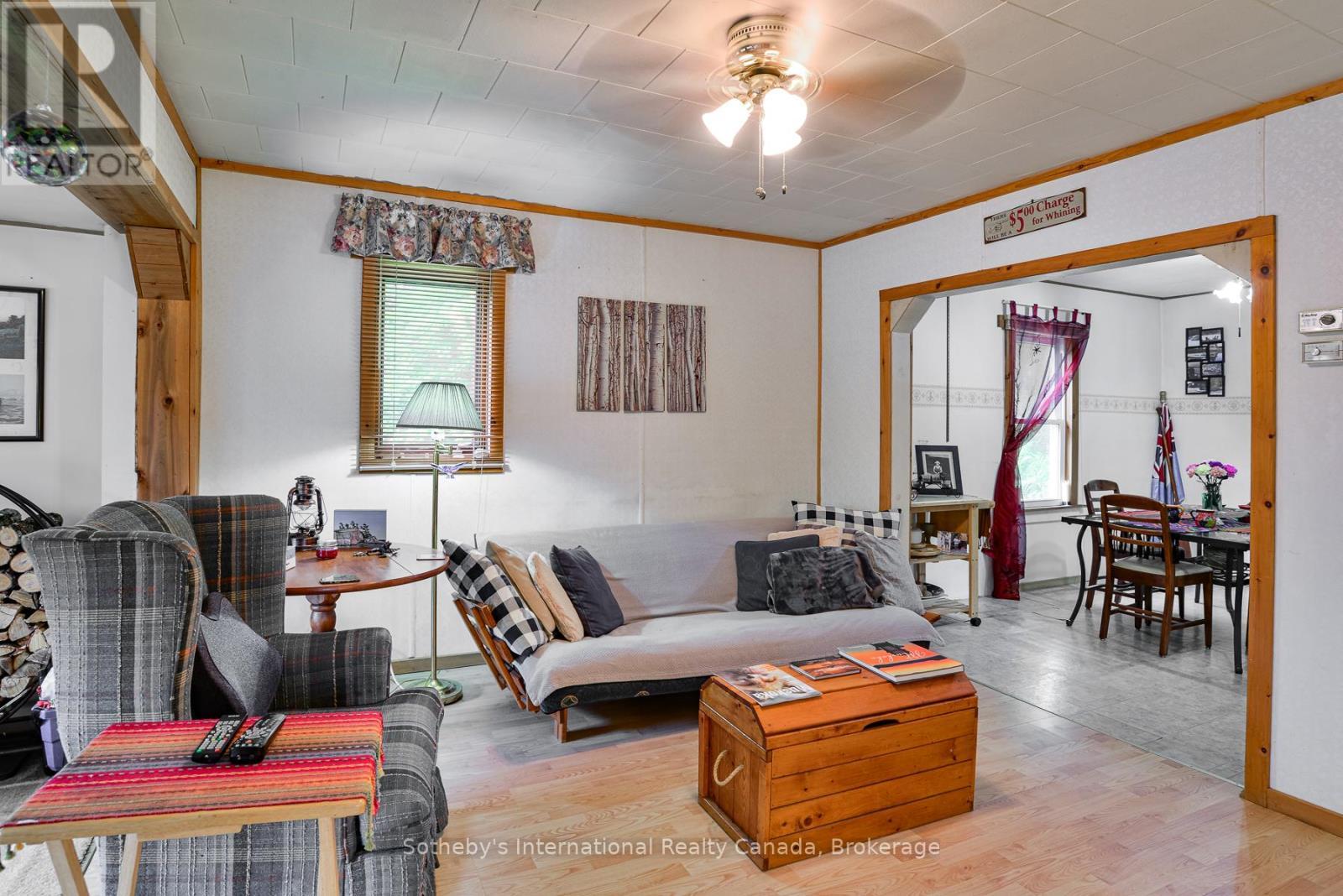 1079 Hewlitt Road, Muskoka Lakes (Monck (Muskoka Lakes)), ON - Indoor Photo Showing Living Room