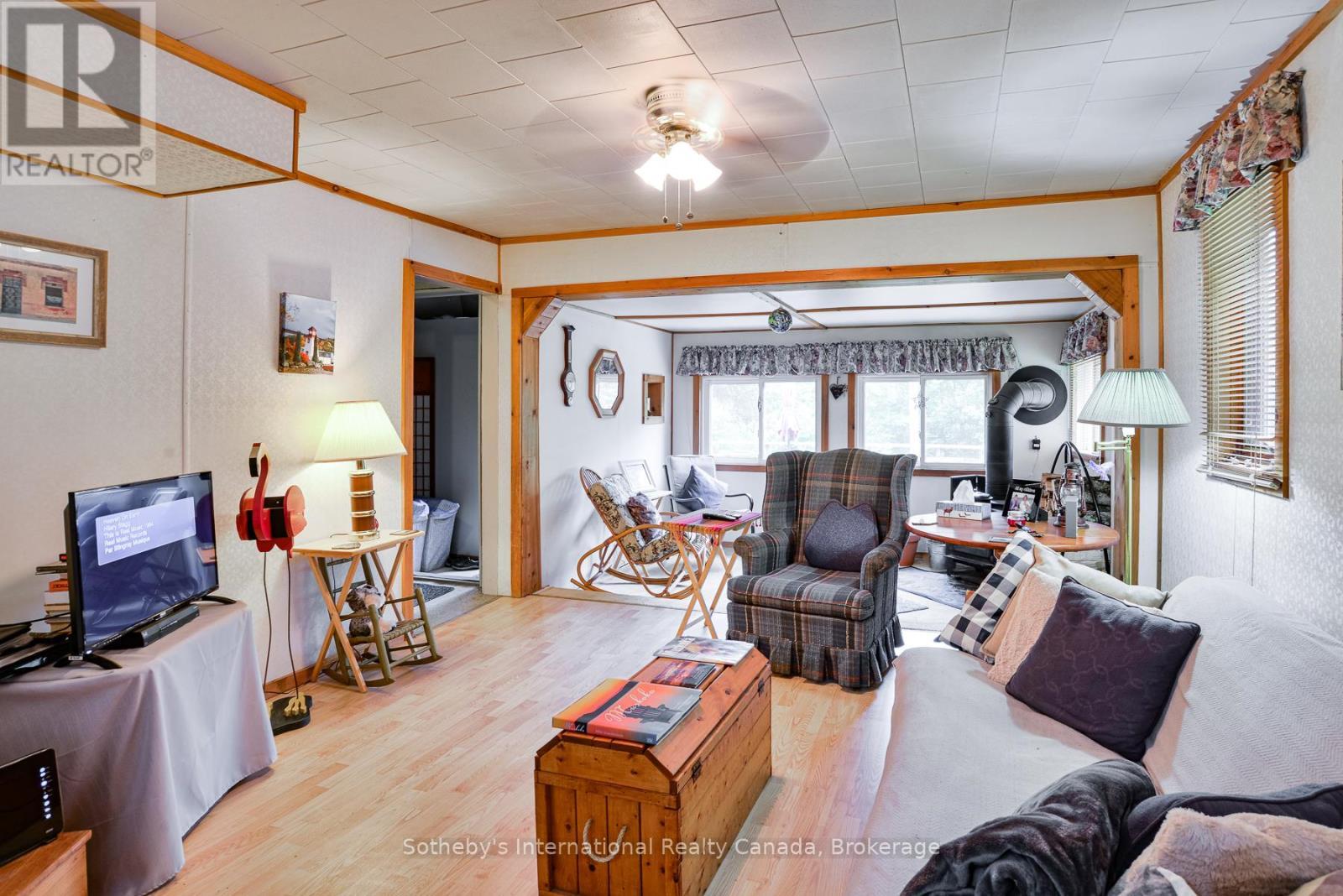 1079 Hewlitt Road, Muskoka Lakes (Monck (Muskoka Lakes)), ON - Indoor Photo Showing Living Room
