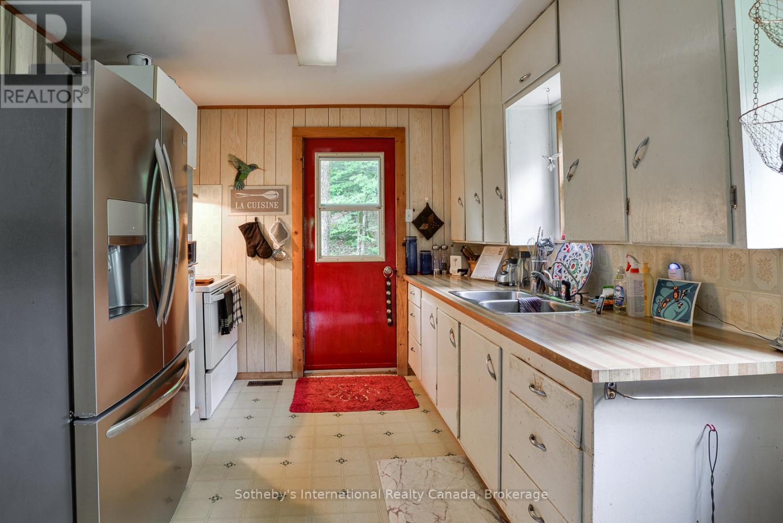 1079 Hewlitt Road, Muskoka Lakes (Monck (Muskoka Lakes)), ON - Indoor Photo Showing Kitchen With Double Sink
