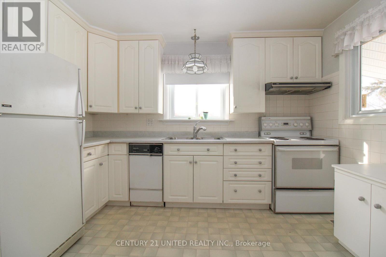 636 Cameron Street, Peterborough (Otonabee Ward 1), ON - Indoor Photo Showing Kitchen With Double Sink