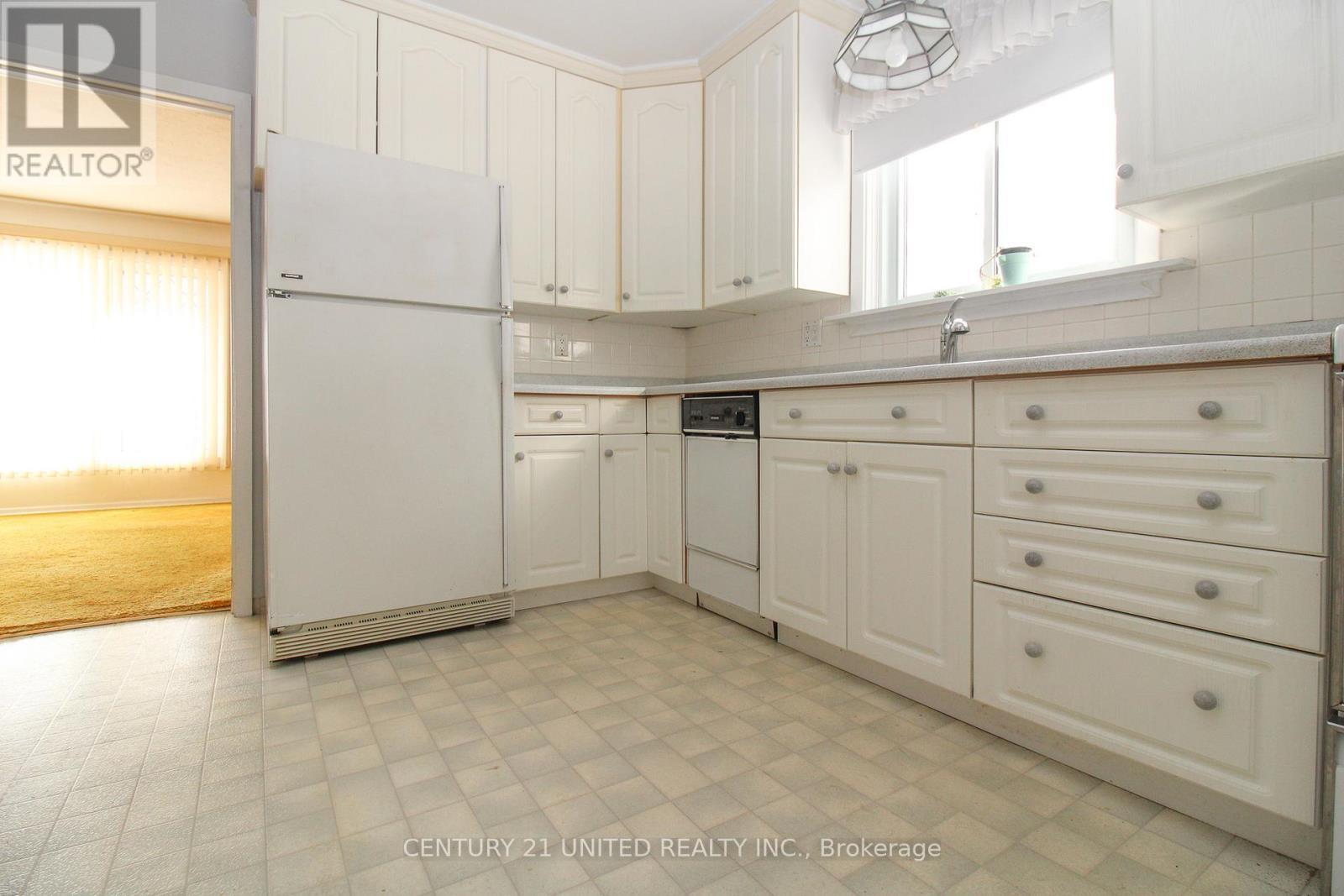 636 Cameron Street, Peterborough (Otonabee Ward 1), ON - Indoor Photo Showing Kitchen