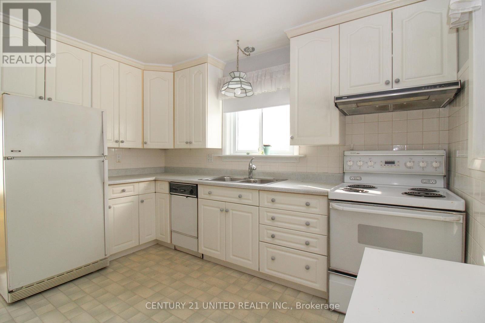 636 Cameron Street, Peterborough (Otonabee Ward 1), ON - Indoor Photo Showing Kitchen With Double Sink