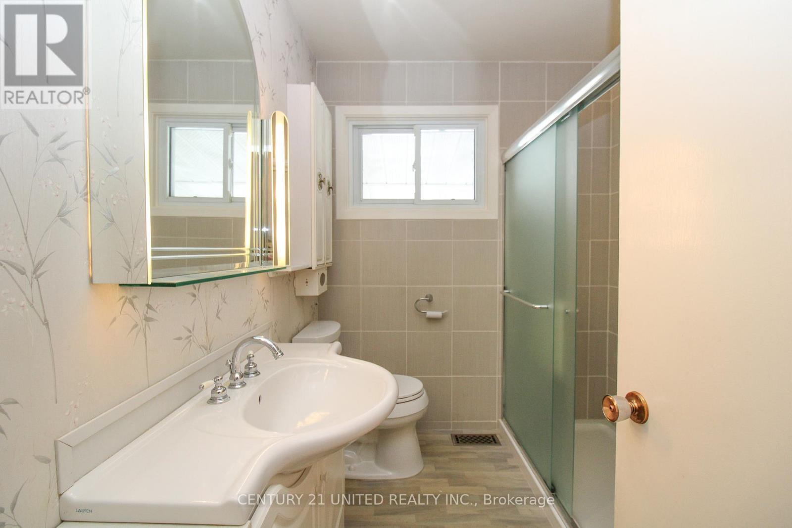 636 Cameron Street, Peterborough (Otonabee Ward 1), ON - Indoor Photo Showing Bathroom