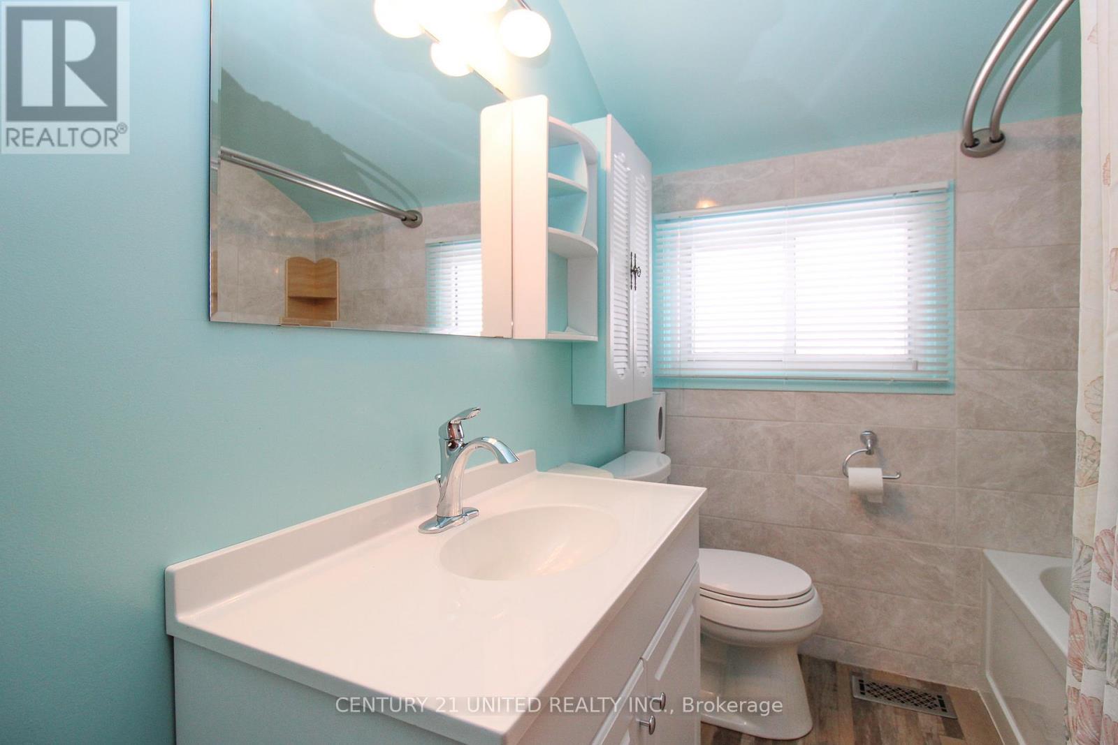 636 Cameron Street, Peterborough (Otonabee Ward 1), ON - Indoor Photo Showing Bathroom