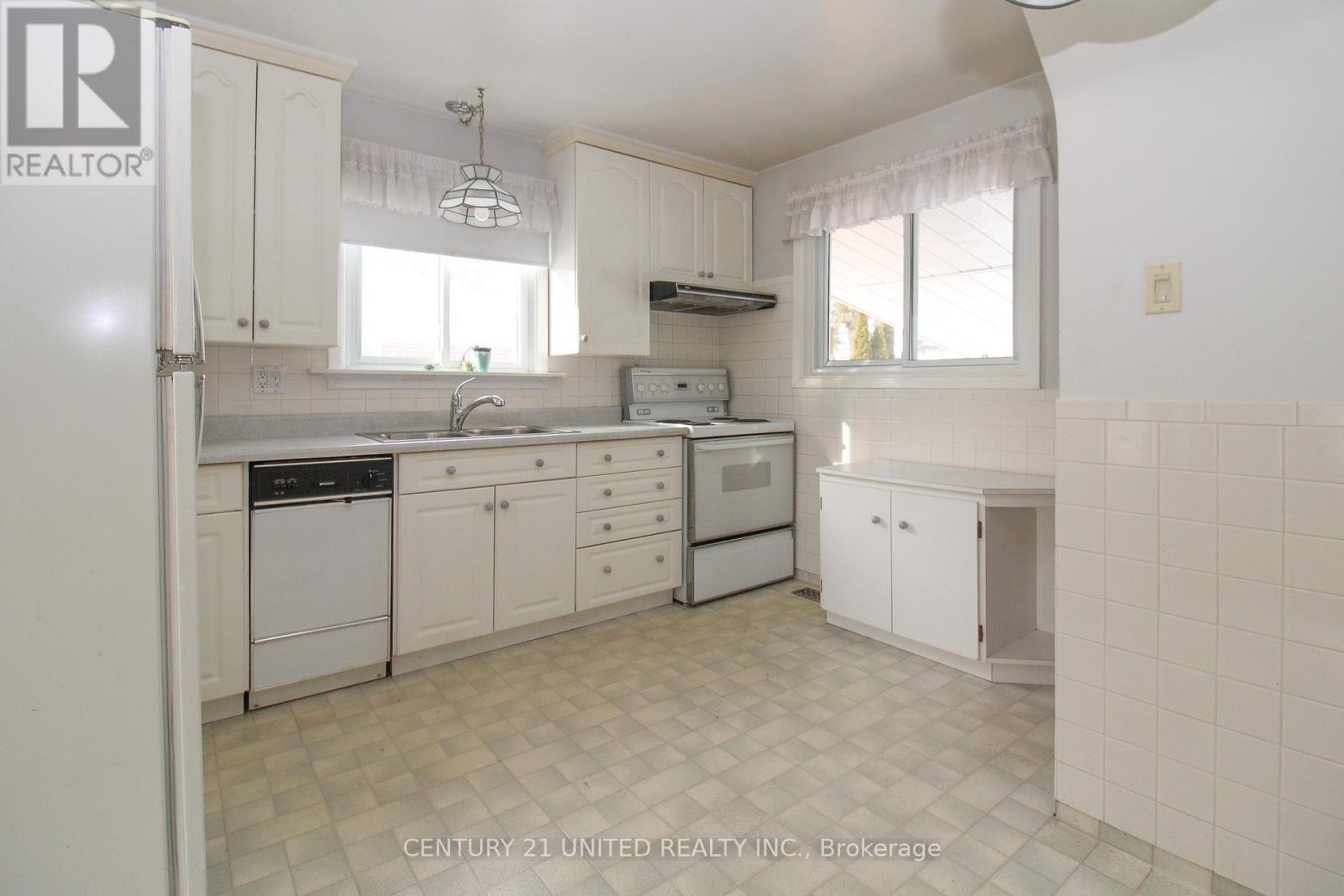 636 Cameron Street, Peterborough (Otonabee Ward 1), ON - Indoor Photo Showing Kitchen With Double Sink
