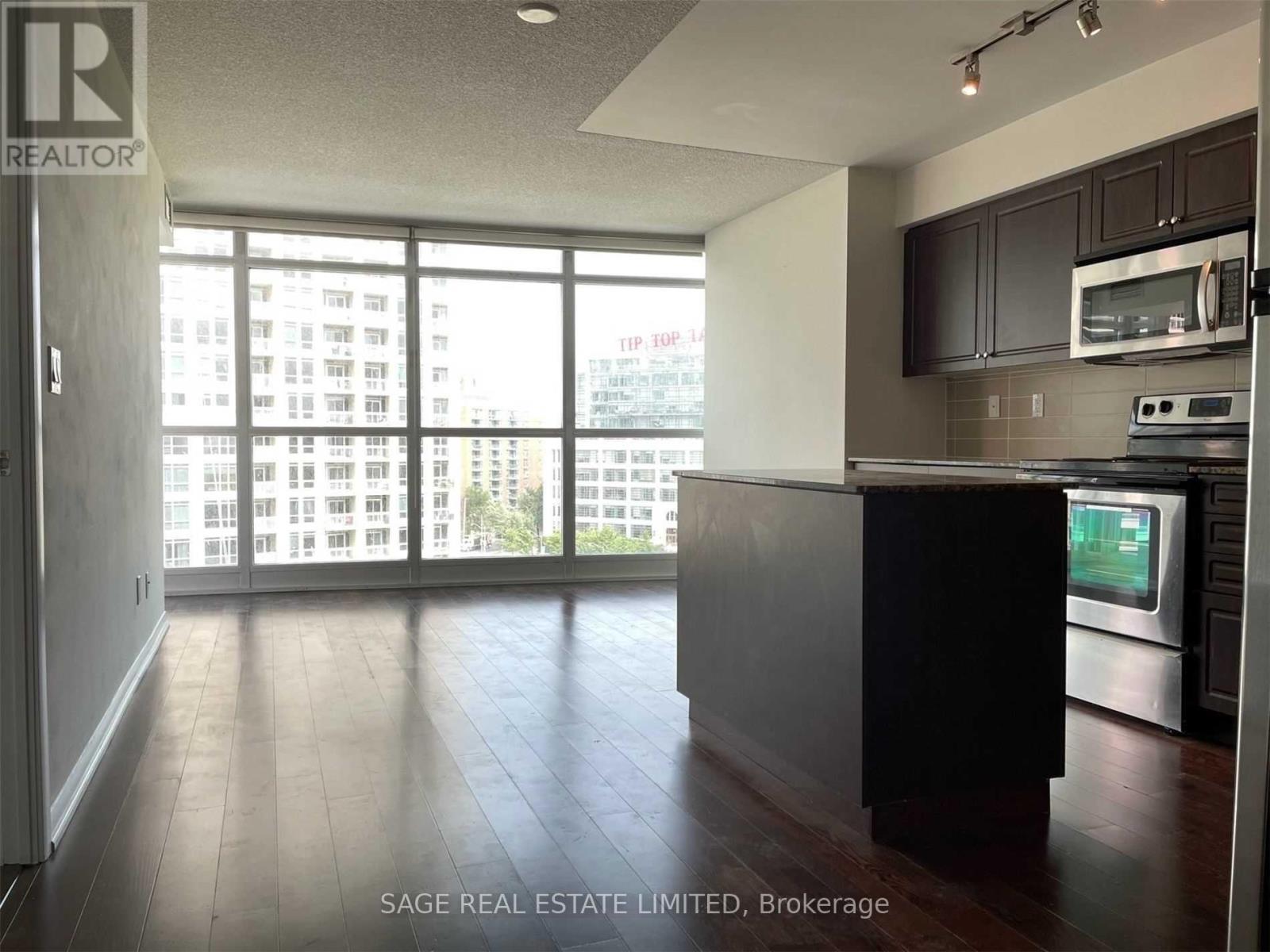902 - 215 Fort York Boulevard, Toronto, ON - Indoor Photo Showing Kitchen