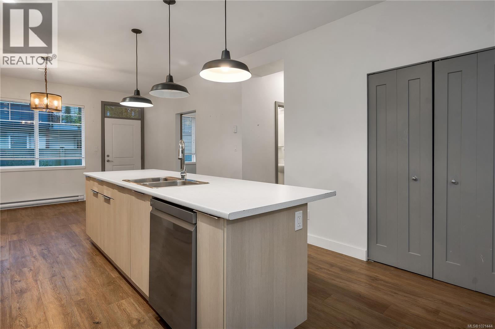 4 796 Island Hwy S, Campbell River, BC - Indoor Photo Showing Kitchen With Double Sink
