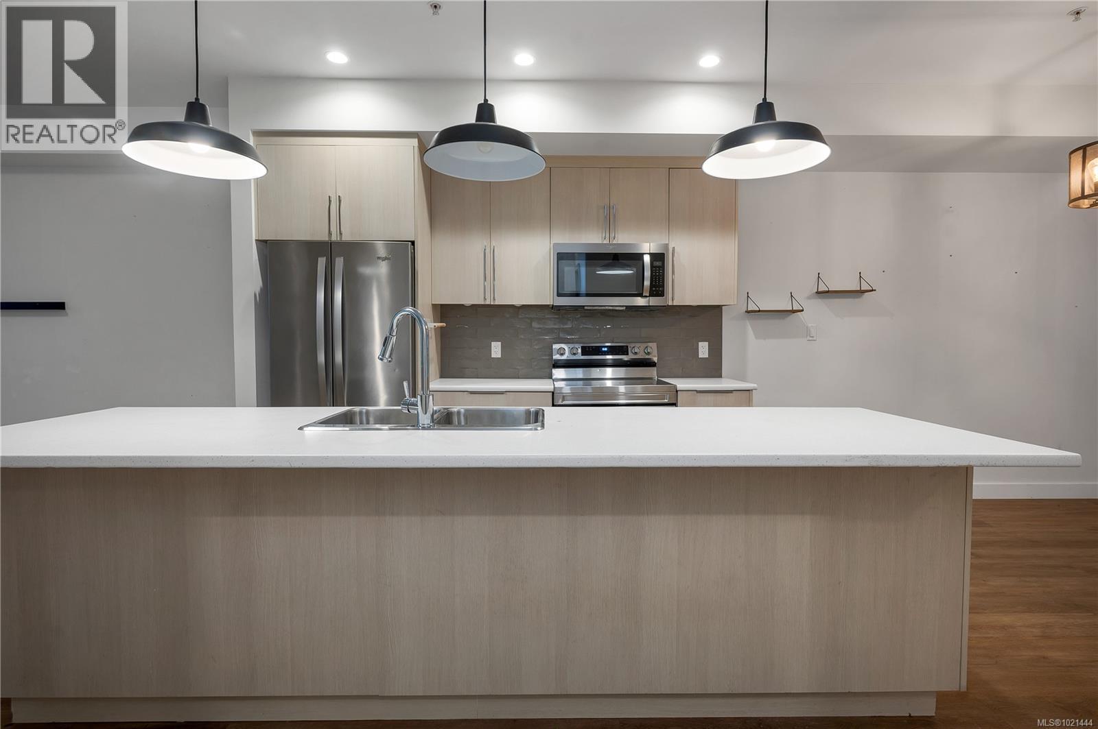 4 796 Island Hwy S, Campbell River, BC - Indoor Photo Showing Kitchen With Double Sink With Upgraded Kitchen